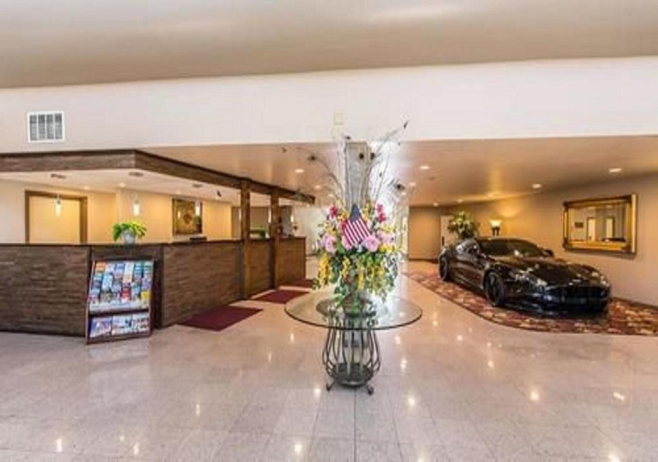 Clarion Hotel Bakersfield North photo 14