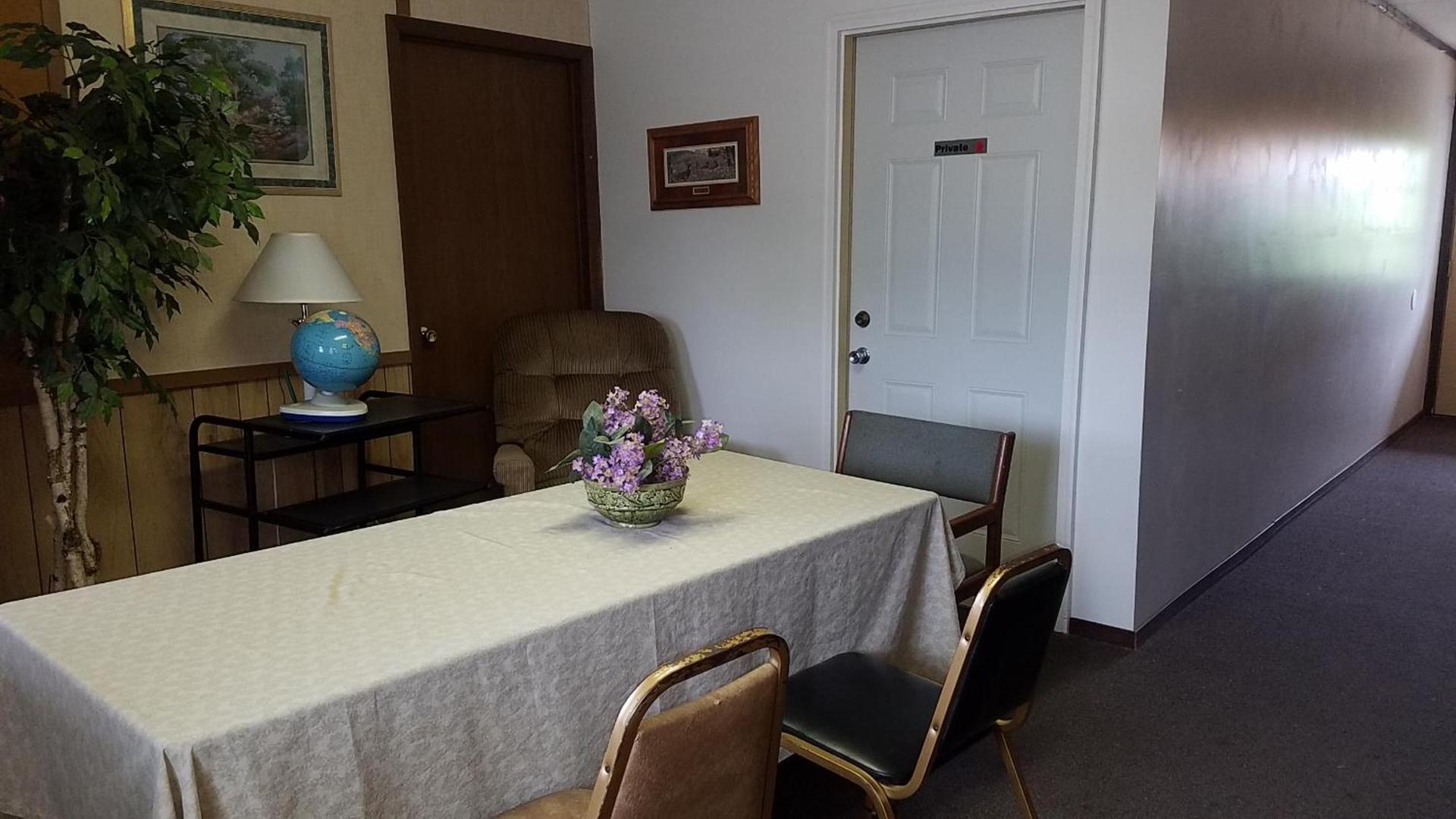 Burr Oak Motel photo 7
