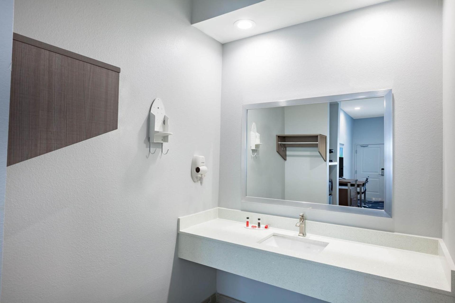 Baymont by Wyndham Houston Hobby Airport photo 9