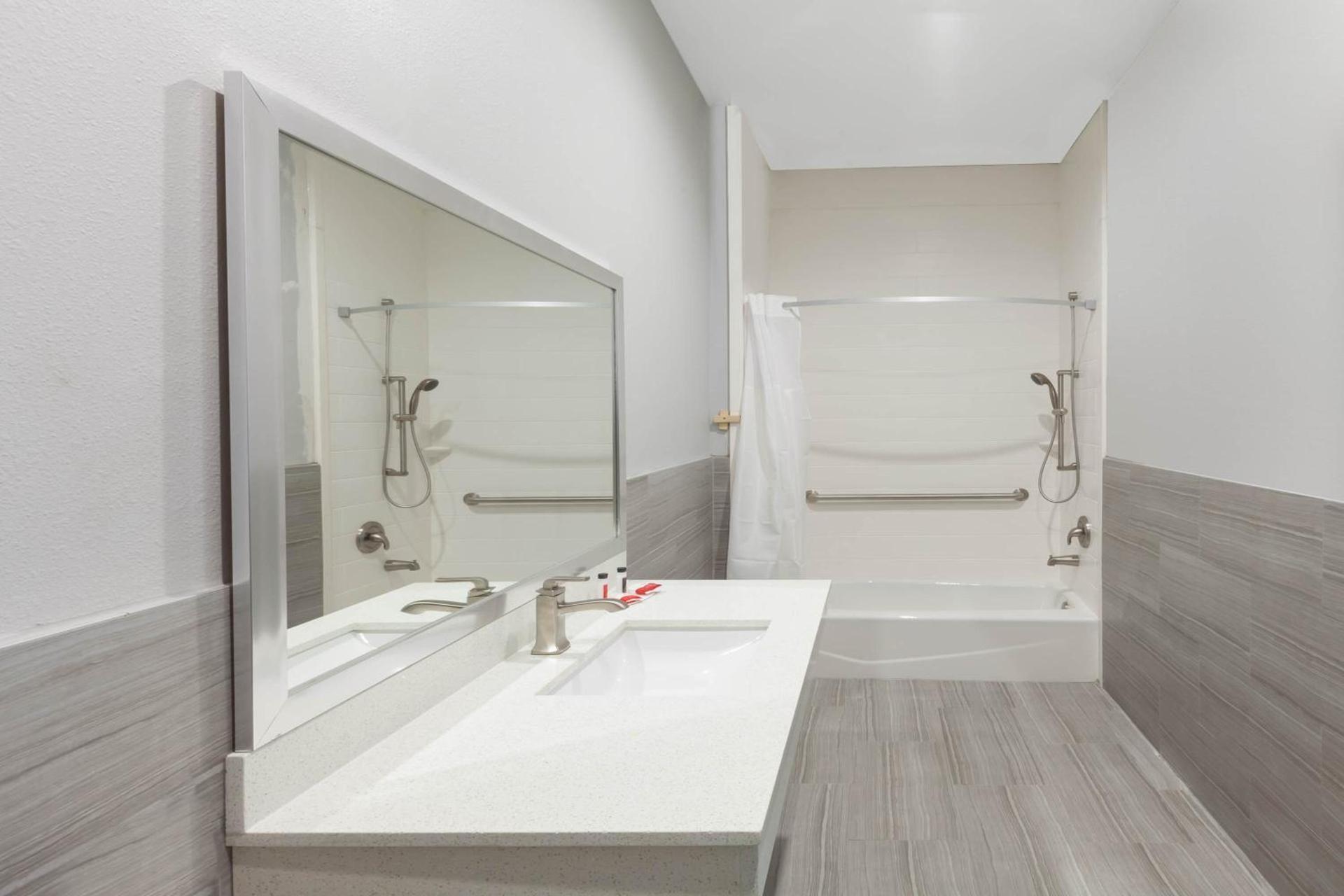 Baymont by Wyndham Houston Hobby Airport photo 15