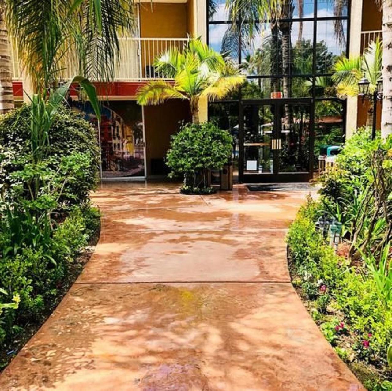 Clarion Hotel Bakersfield North photo 17