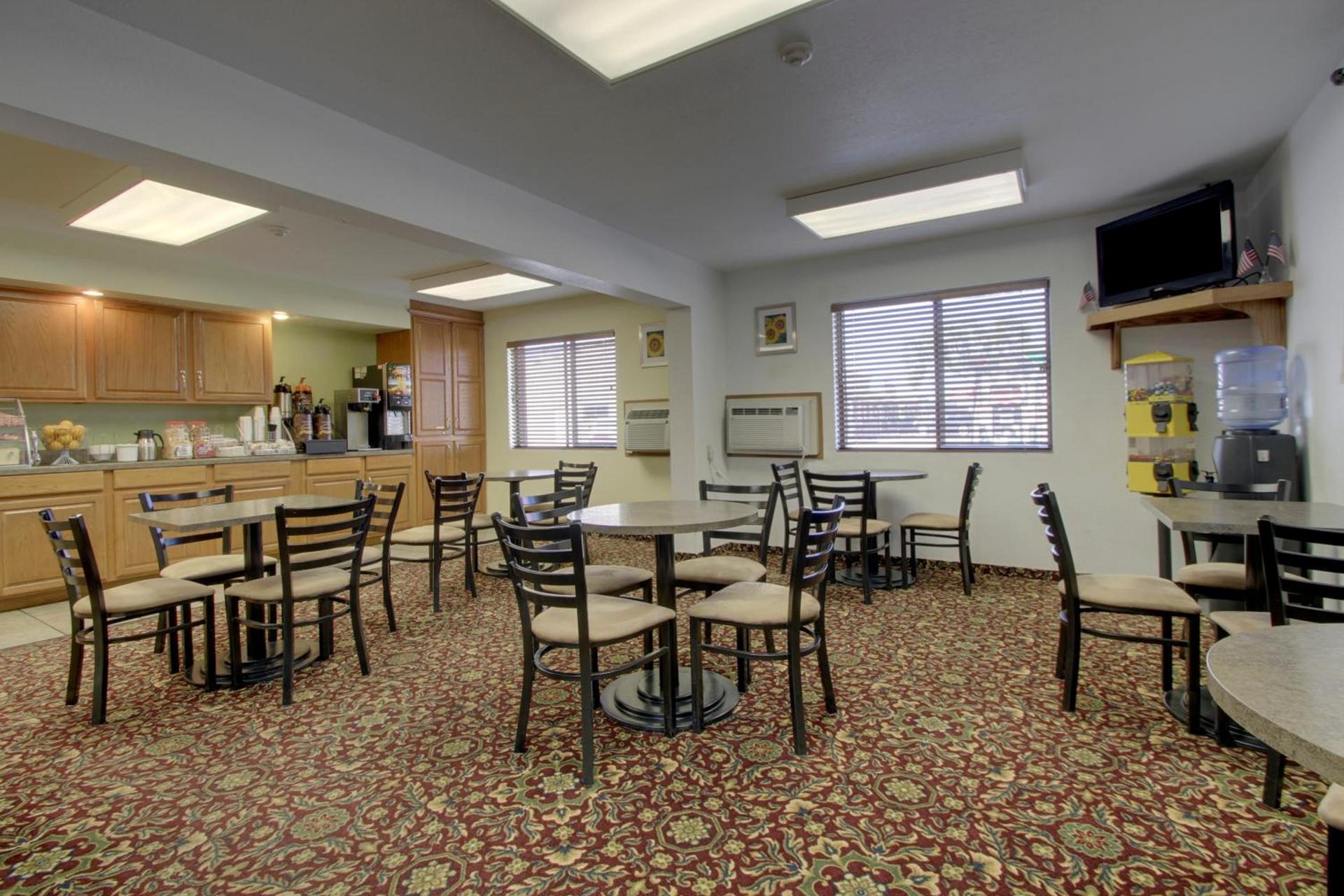 Super 8 by Wyndham Manhattan KS photo 25