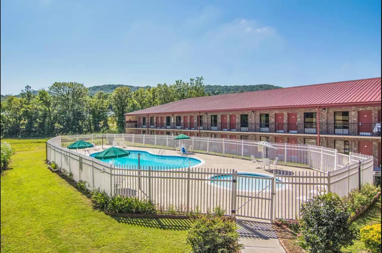 Econo Lodge Fort Payne photo 17