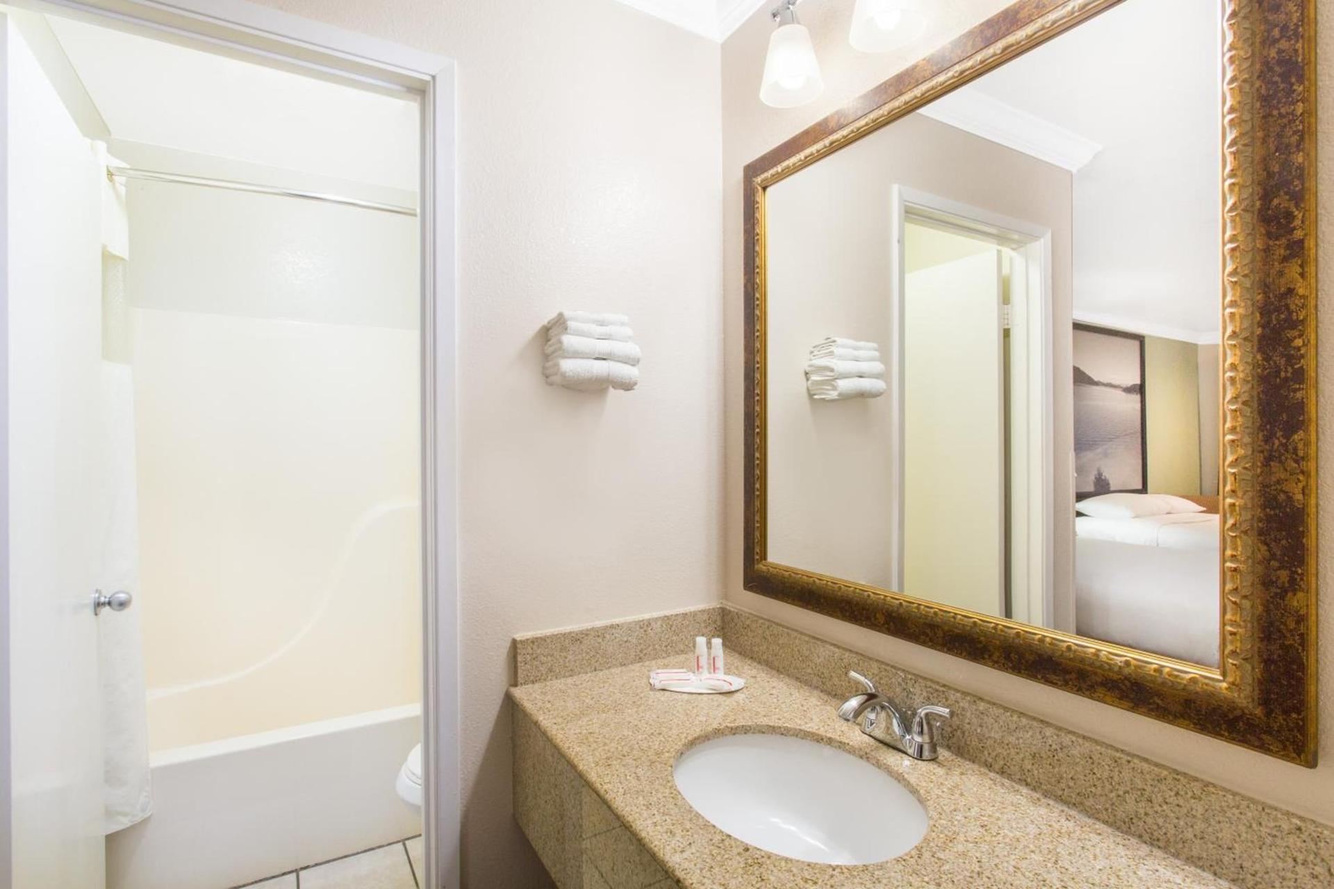 Upper Lake Inn & Suites photo 16