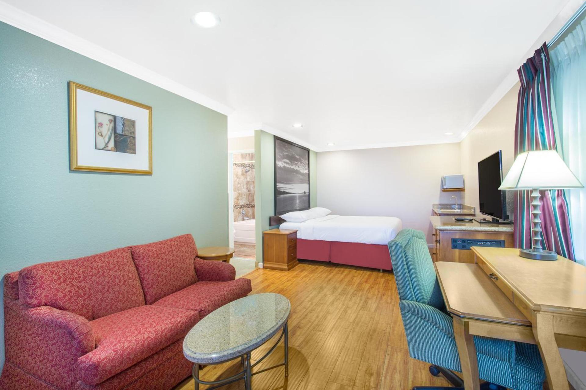 Upper Lake Inn & Suites photo 17