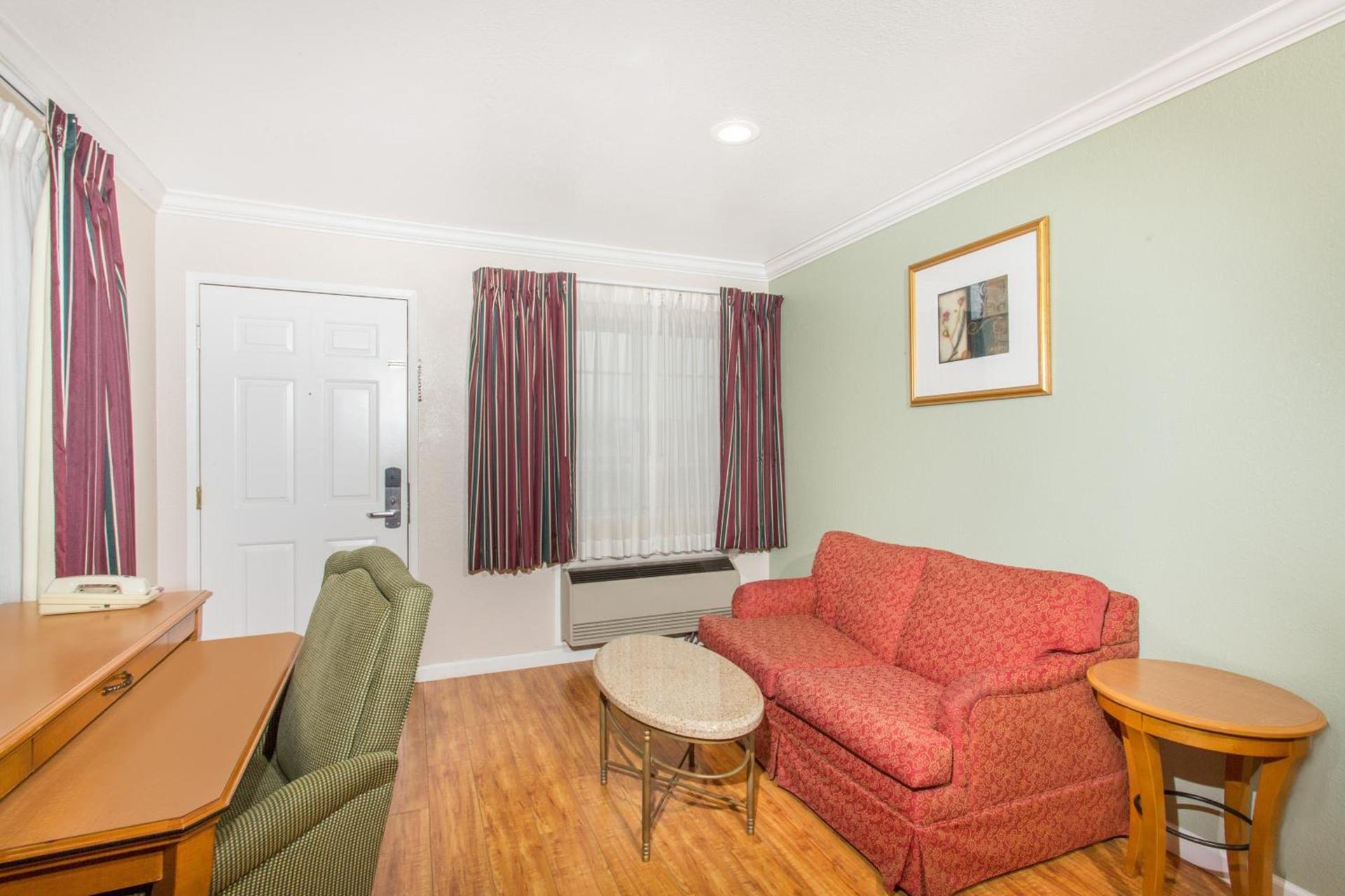 Upper Lake Inn & Suites photo 18