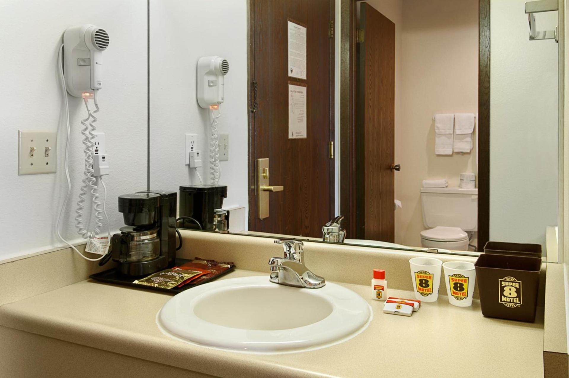 Super 8 by Wyndham Tomah Wisconsin photo 32