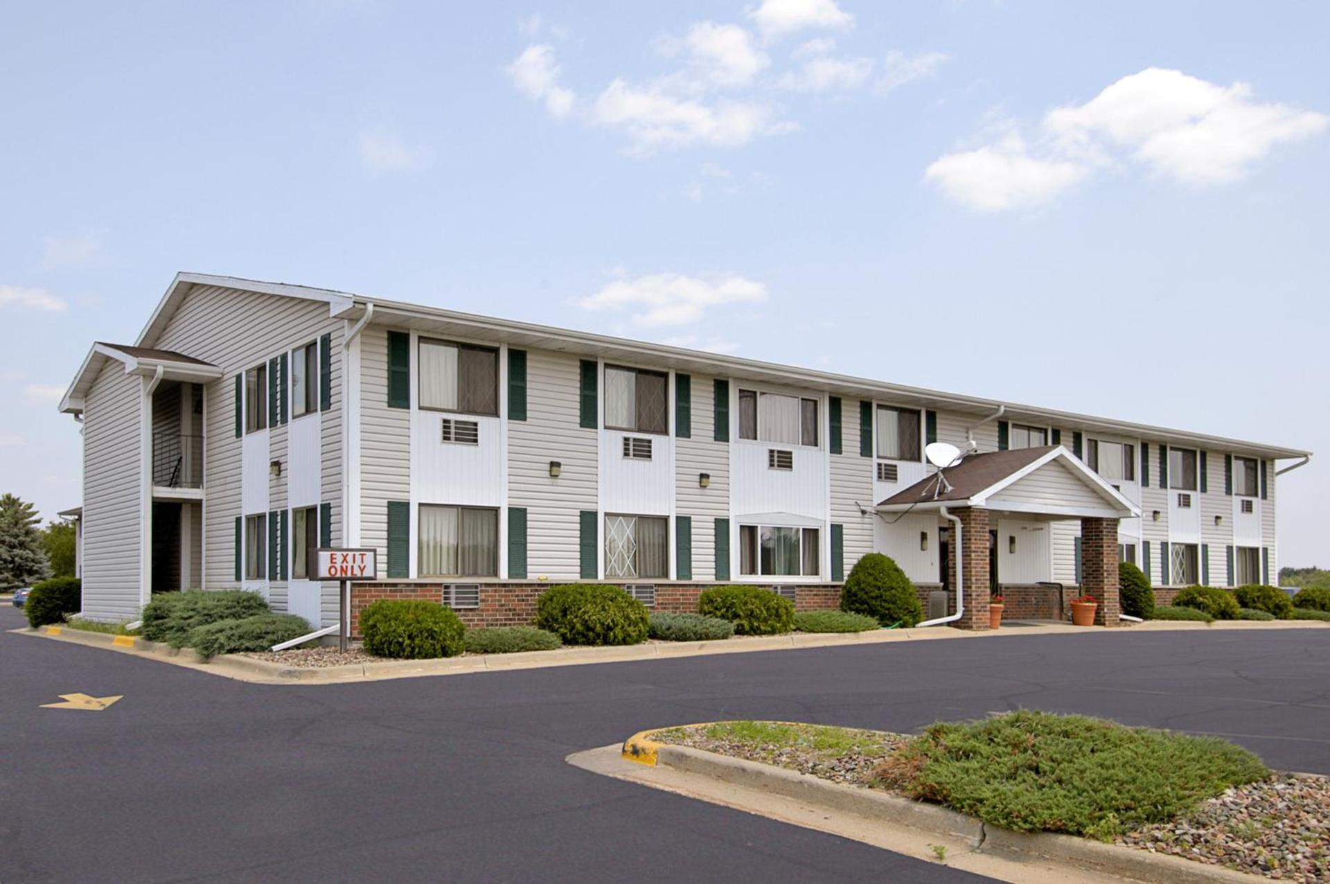 Super 8 by Wyndham Tomah Wisconsin photo 29