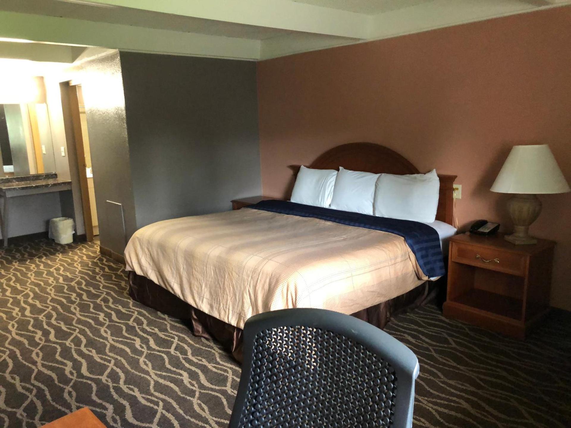 Economy Inn North Randall photo 21