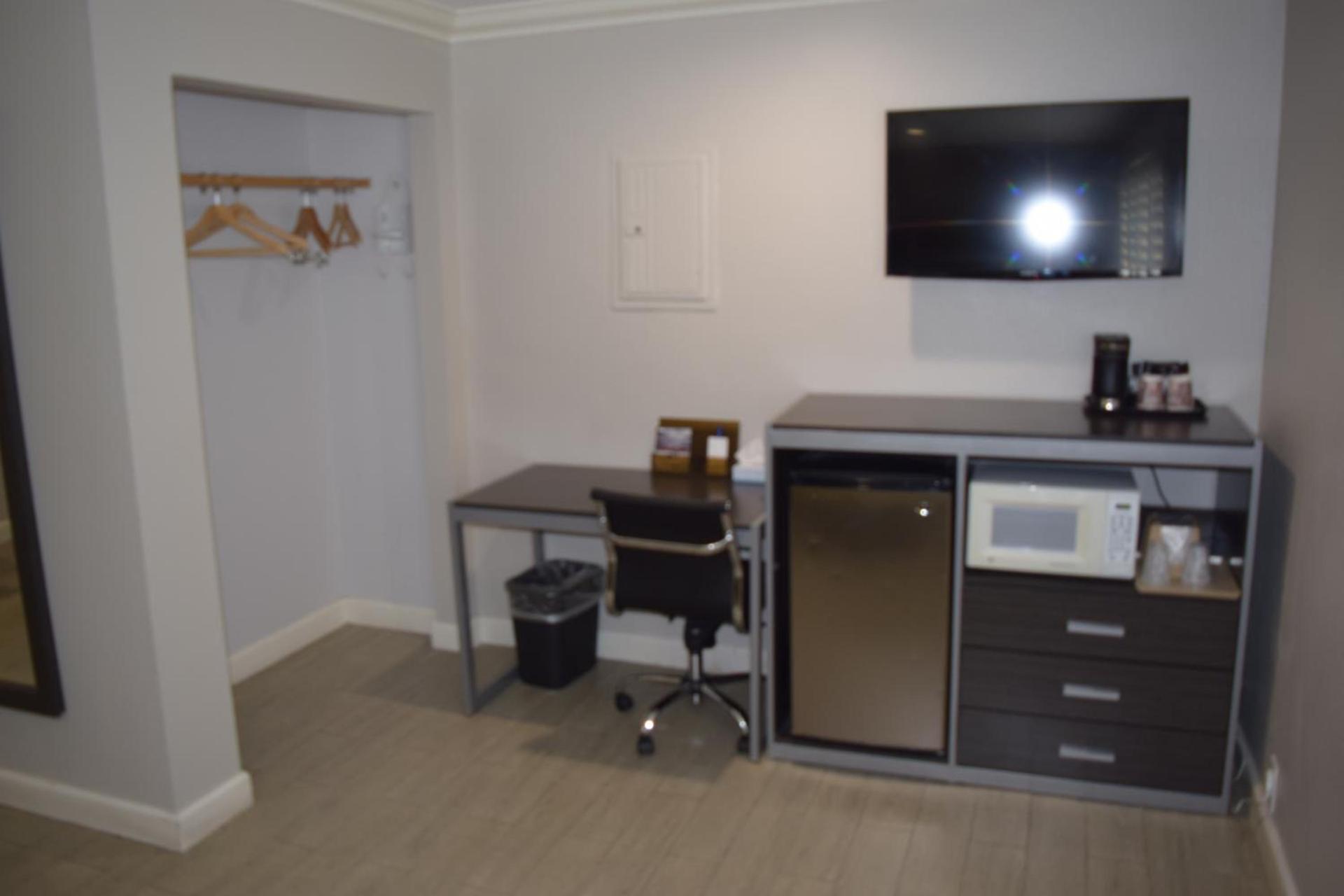 Deluxe Inn Hawthorne/ LAX photo 8