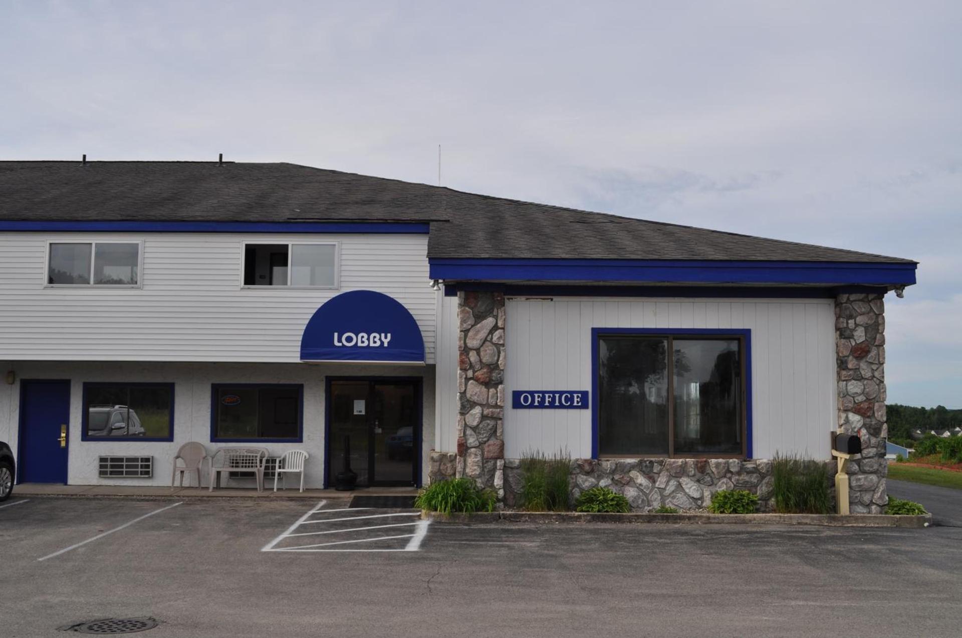 Super 8 by Wyndham Petoskey photo 8