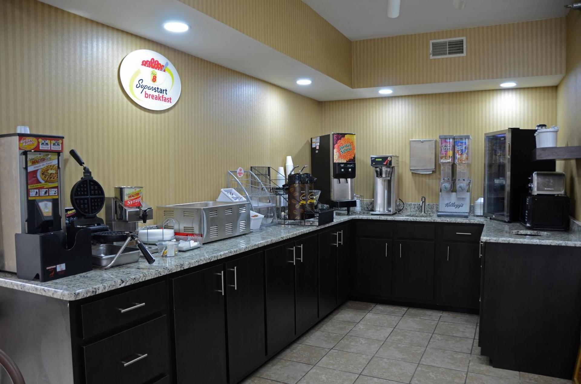 Super 8 by Wyndham Franklin Hwy 31 photo 10