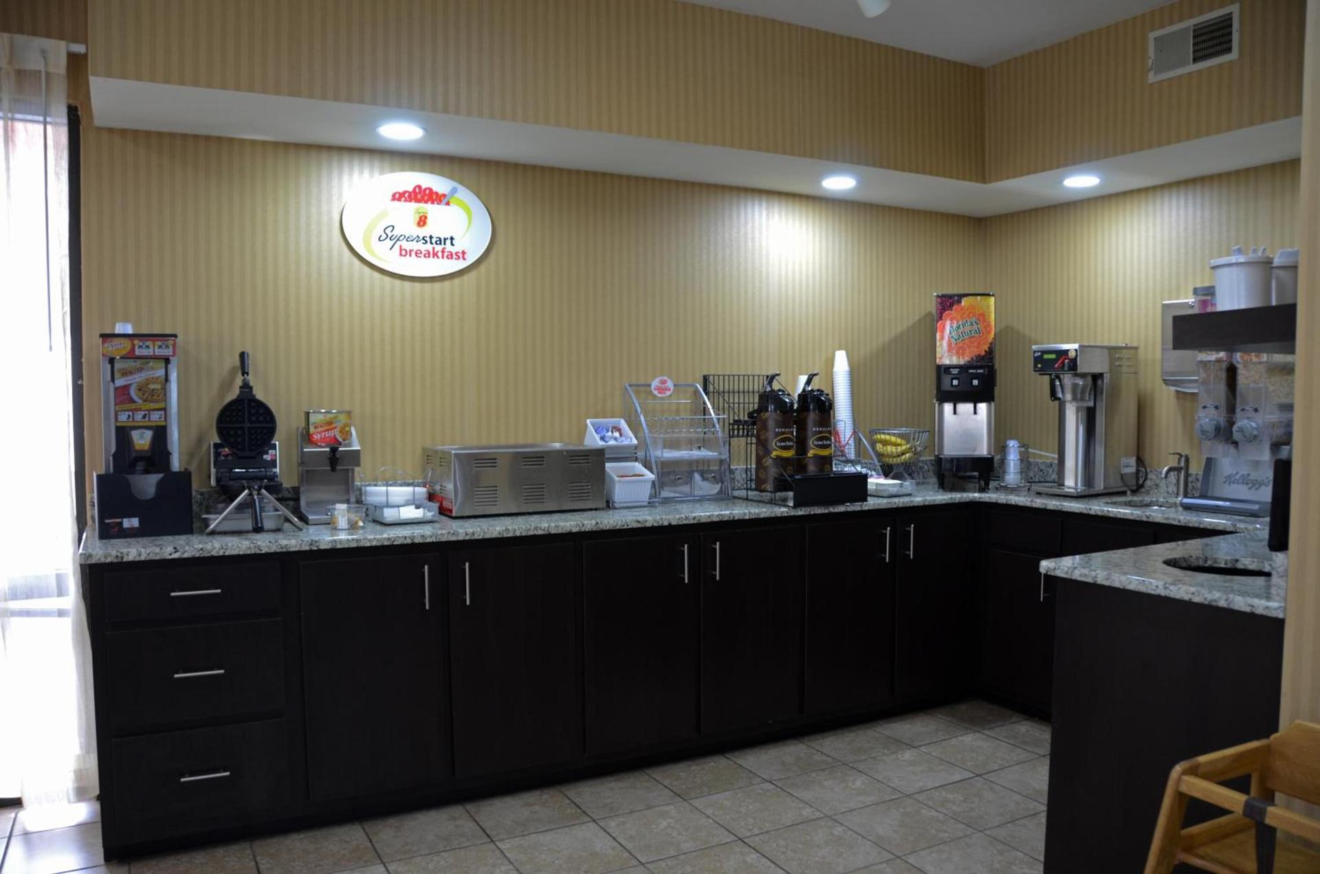 Super 8 by Wyndham Franklin Hwy 31 photo 11