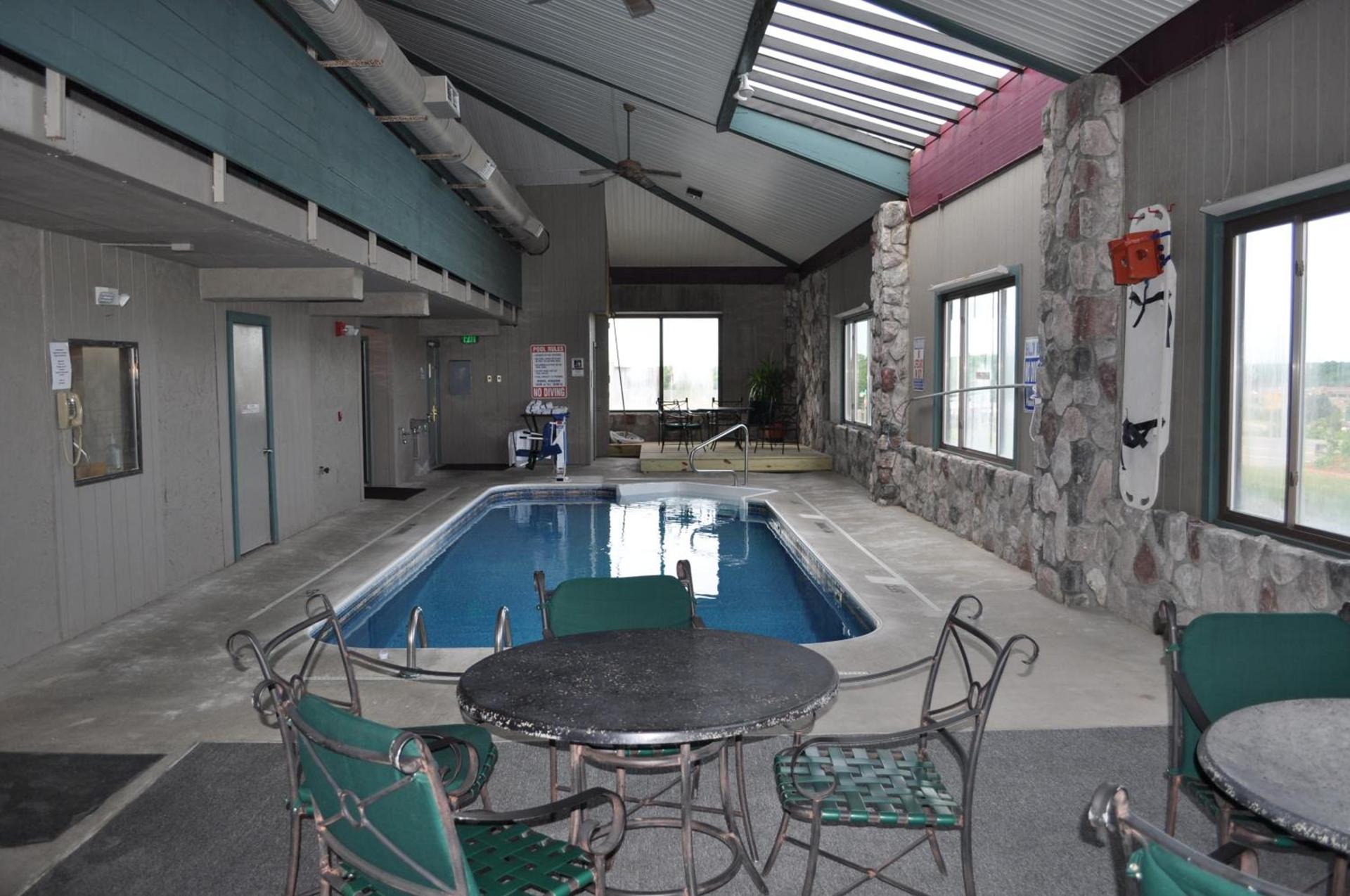 Super 8 by Wyndham Petoskey photo 11