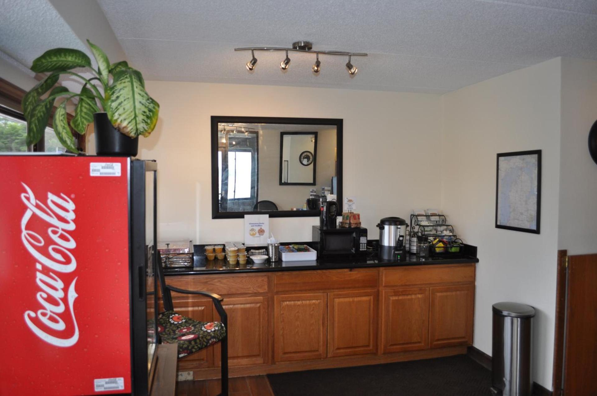 Super 8 by Wyndham Petoskey photo 10