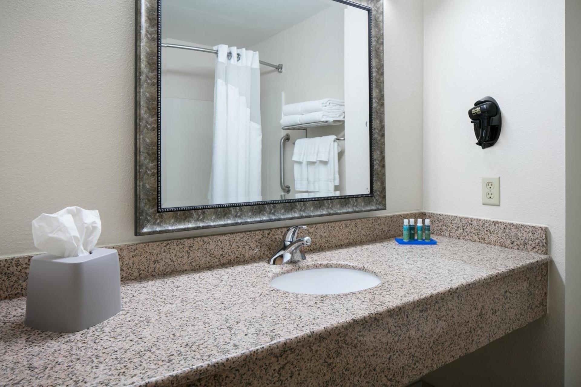 Holiday Inn Express & Suites Clinton by IHG photo 5