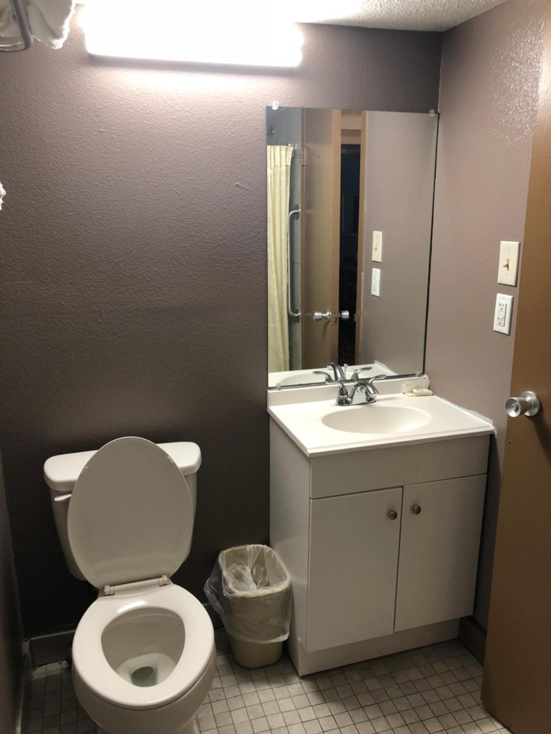 Economy Inn North Randall photo 15