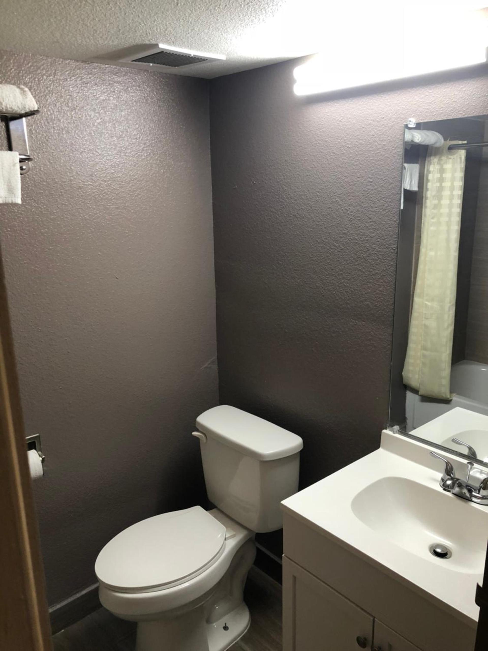 Economy Inn North Randall photo 13