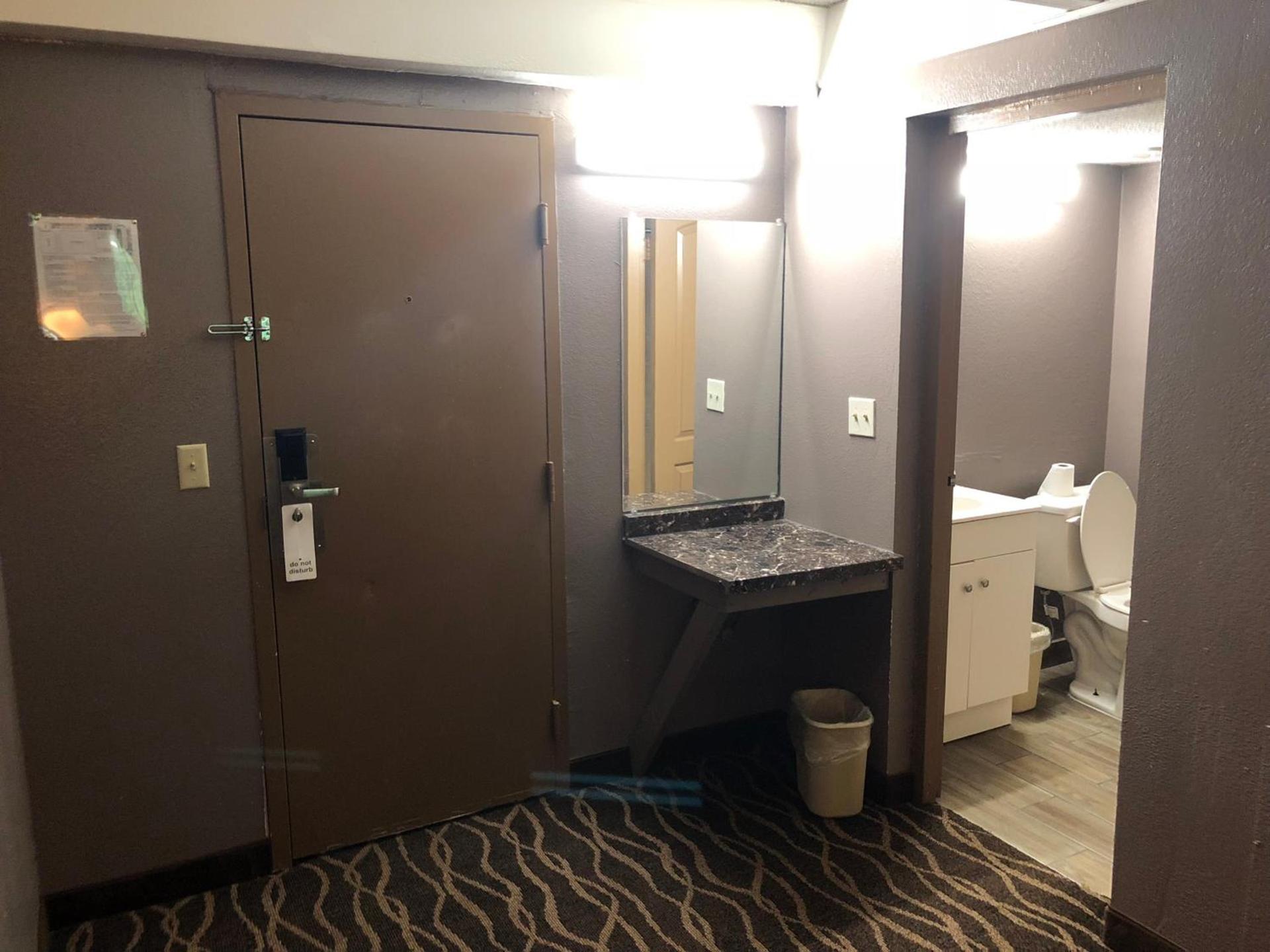 Economy Inn North Randall photo 11