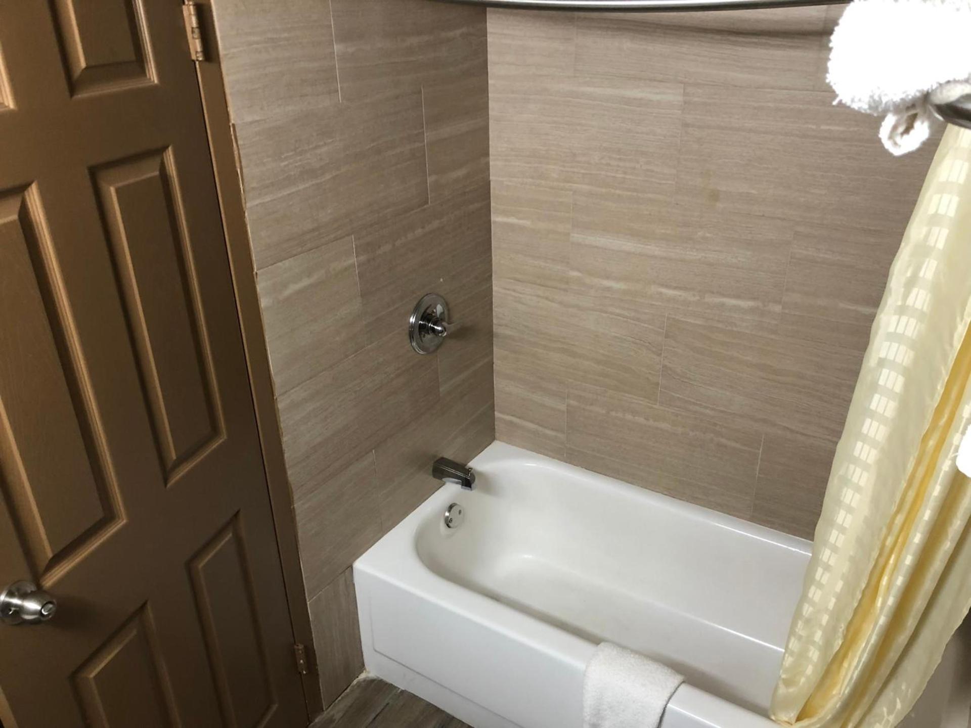 Economy Inn North Randall photo 5