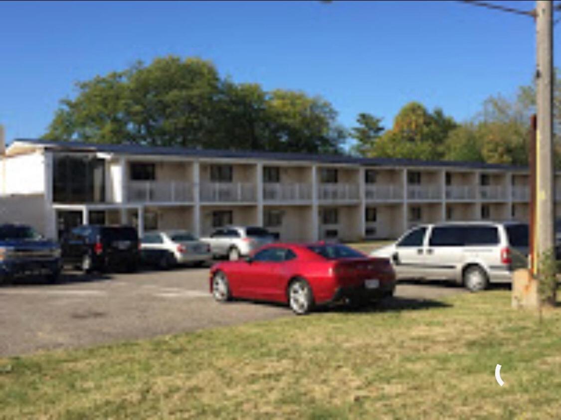 Economy Inn North Randall photo 10