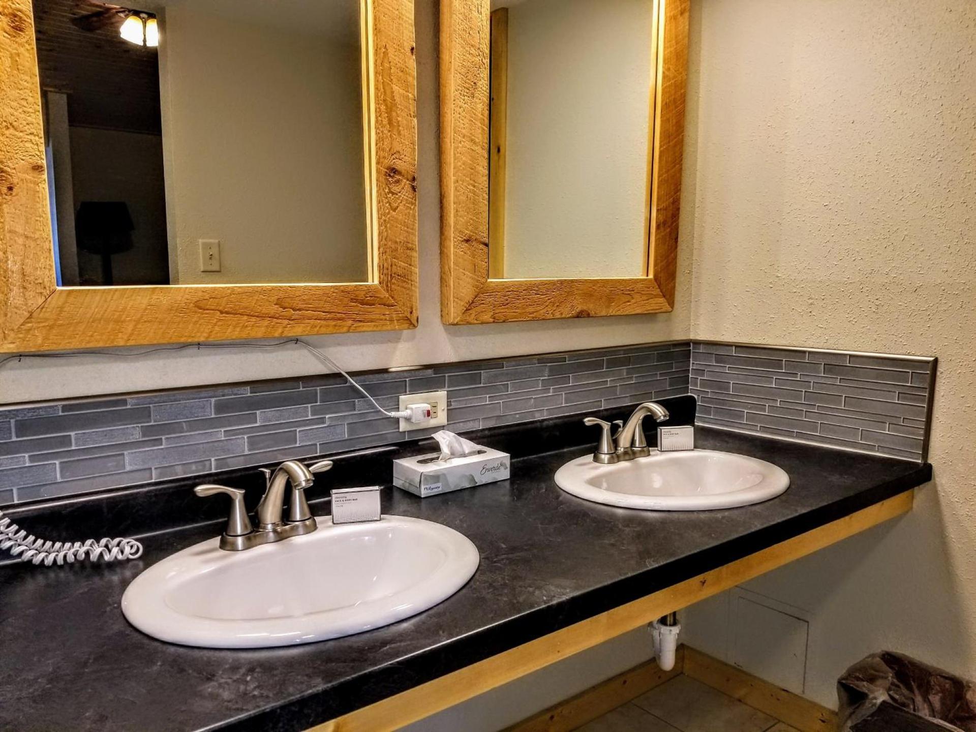 Round Barn Lodge photo 23