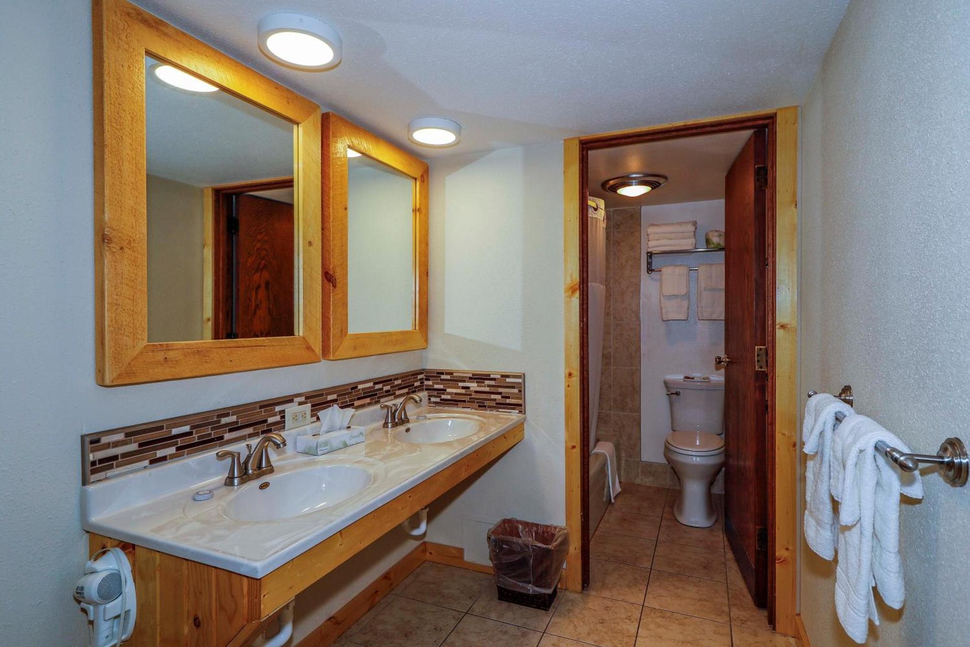 Round Barn Lodge photo 20