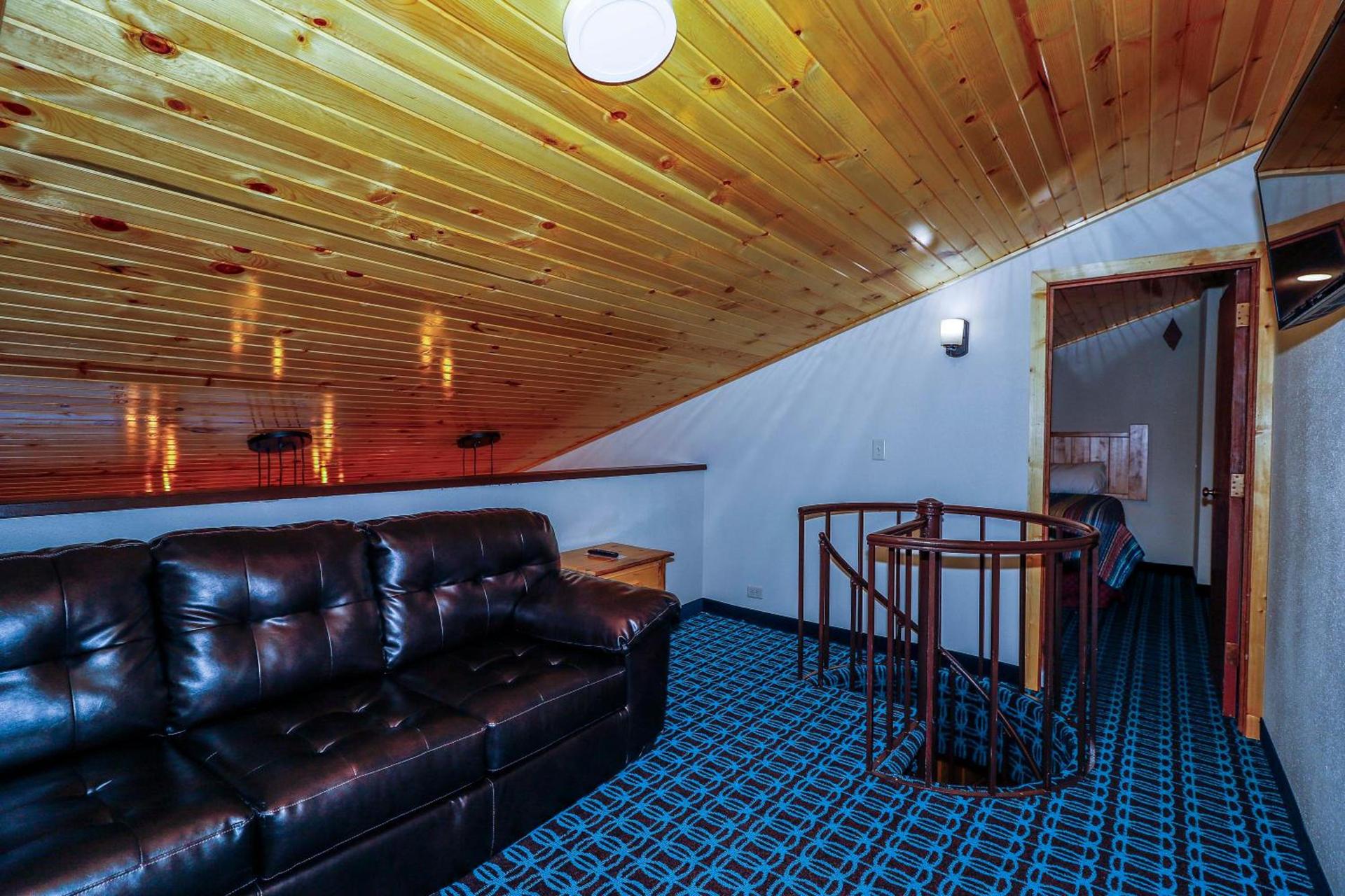 Round Barn Lodge photo 16