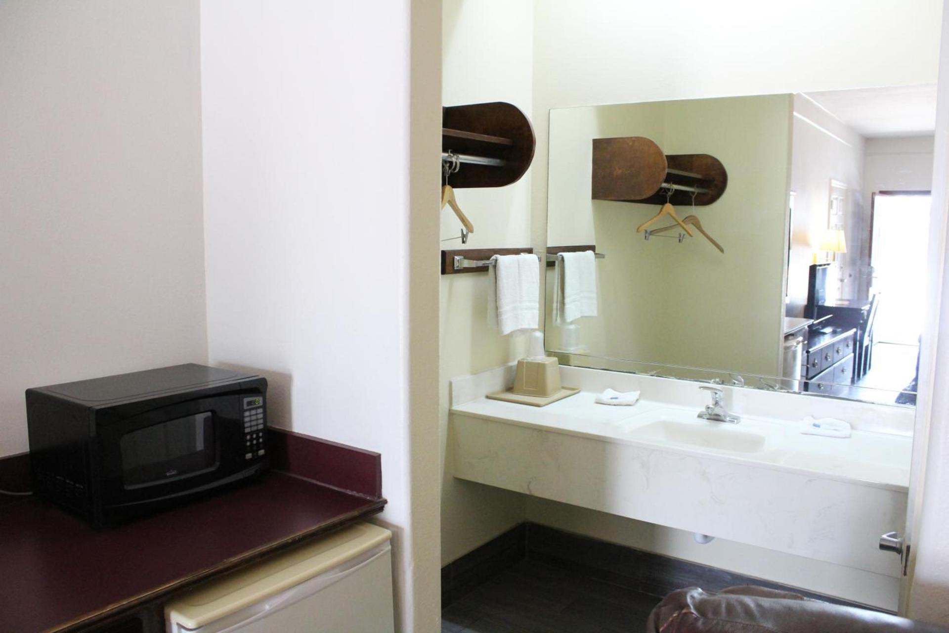 Texas Inn Downtown McAllen photo 17