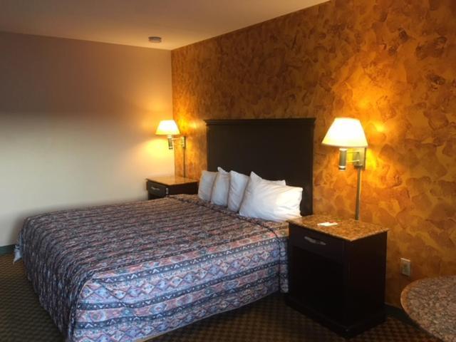 Deluxe Inn photo 2