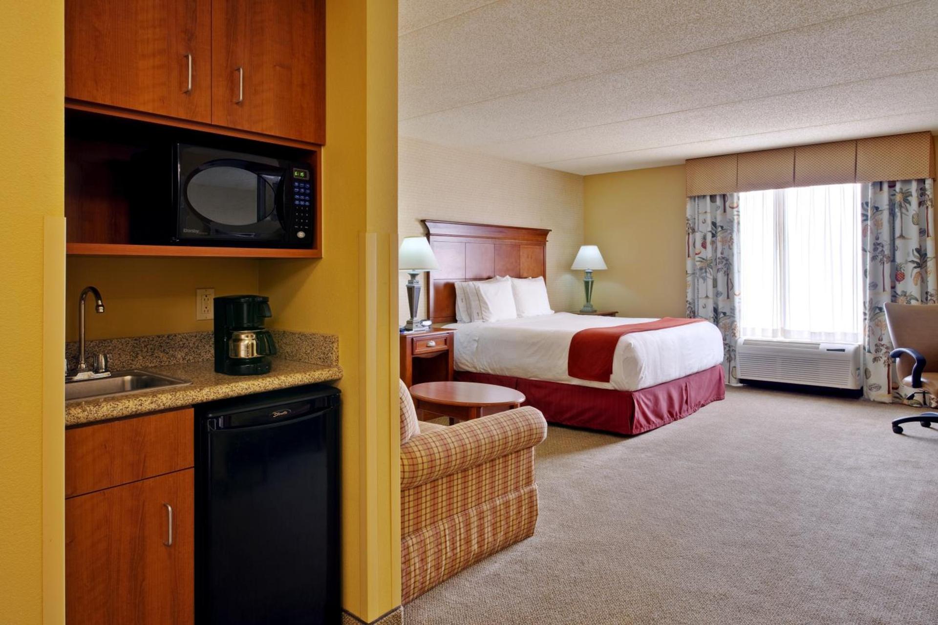 Holiday Inn Express & Suites Bloomington by IHG photo 4