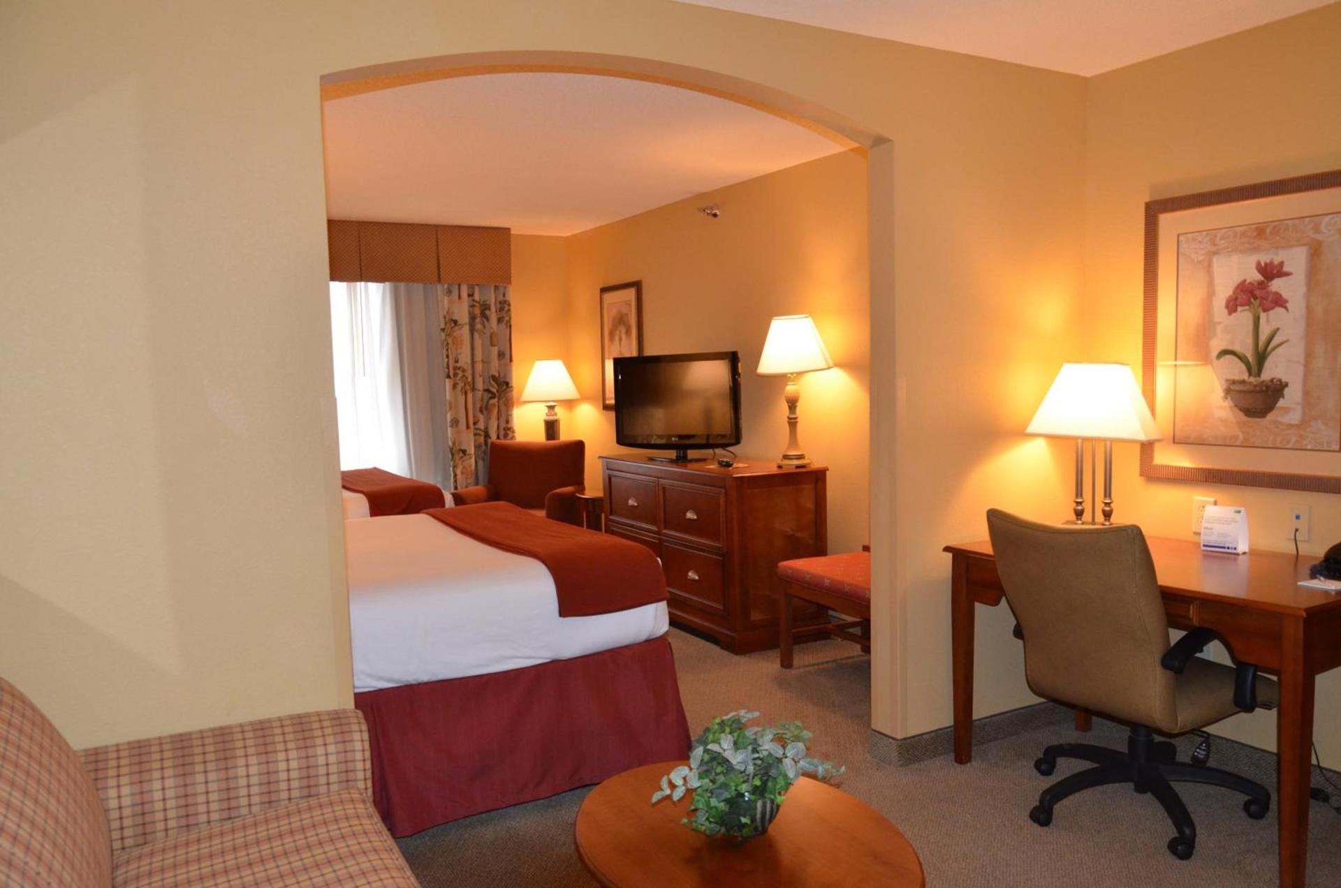 Holiday Inn Express & Suites Bloomington by IHG photo 6