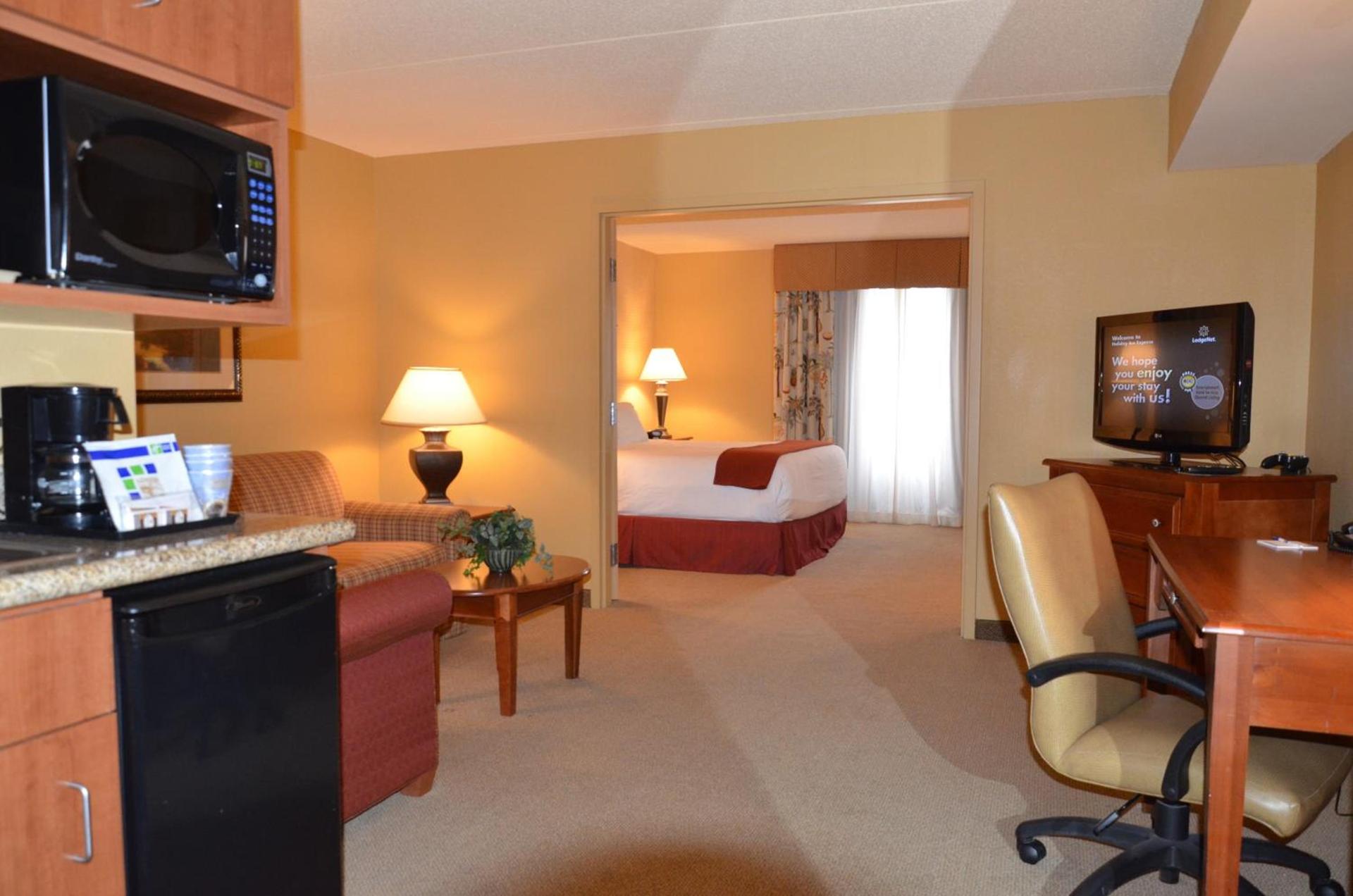 Holiday Inn Express & Suites Bloomington by IHG photo 7