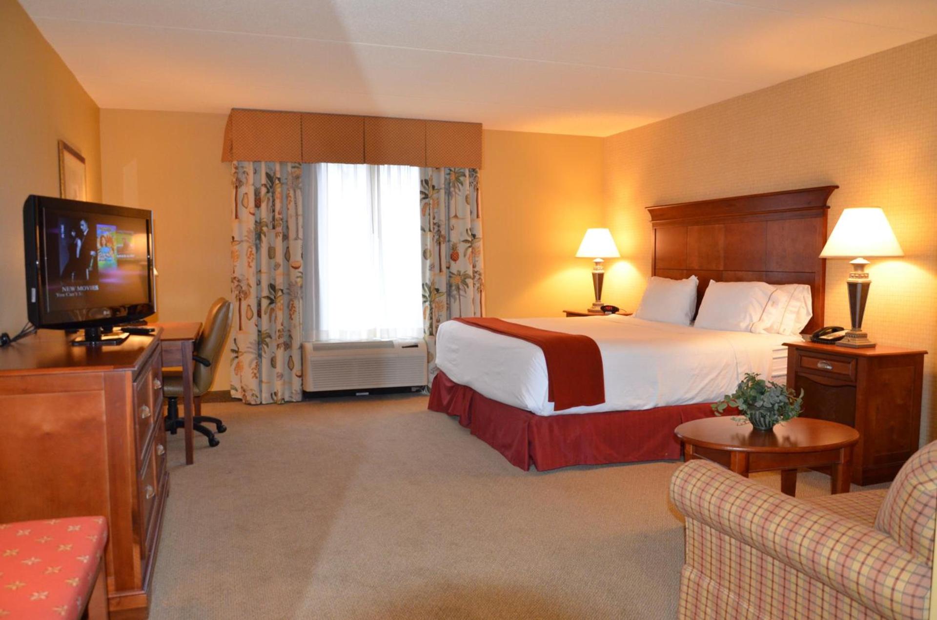 Holiday Inn Express & Suites Bloomington by IHG photo 2