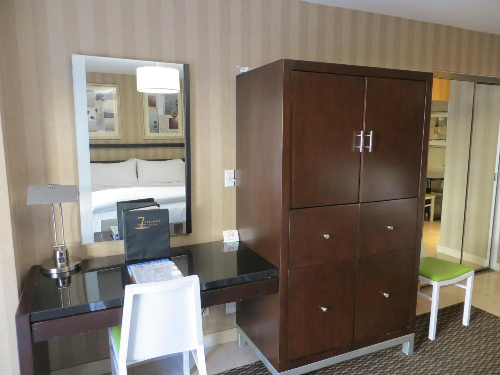 7 Springs Inn & Suites photo 19
