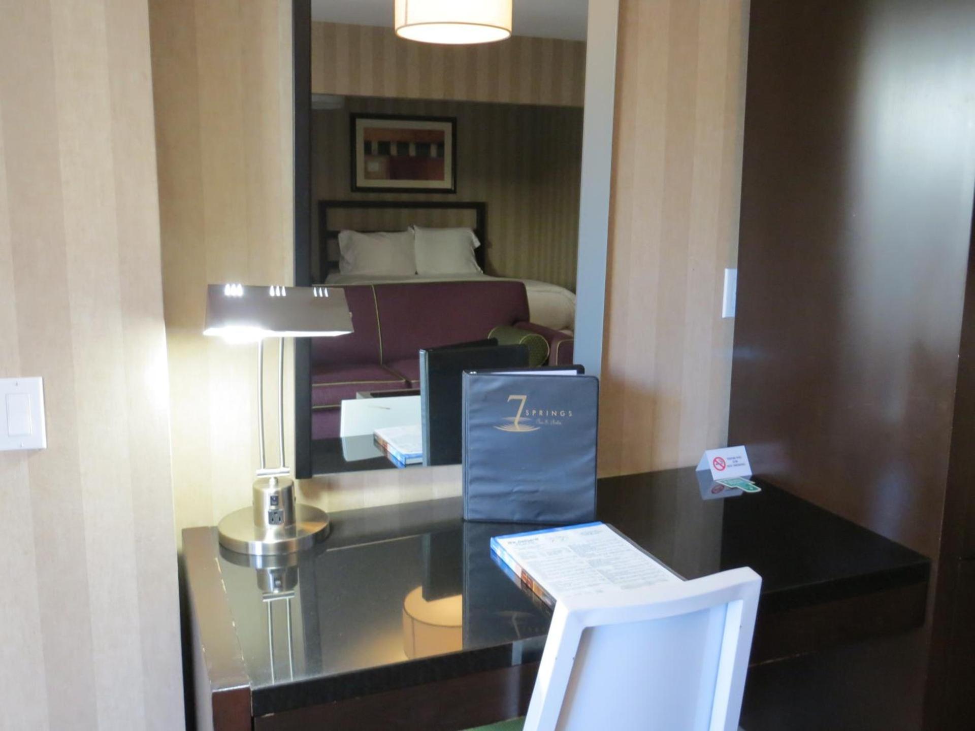 7 Springs Inn & Suites photo 14