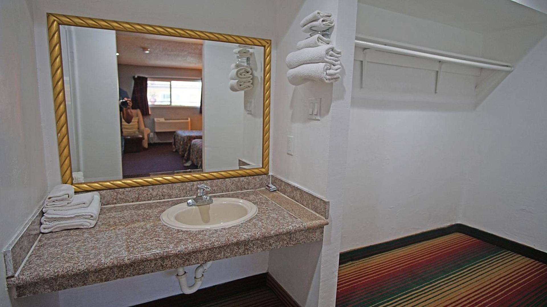 Los Angeles Inn & Suites - LAX photo 38