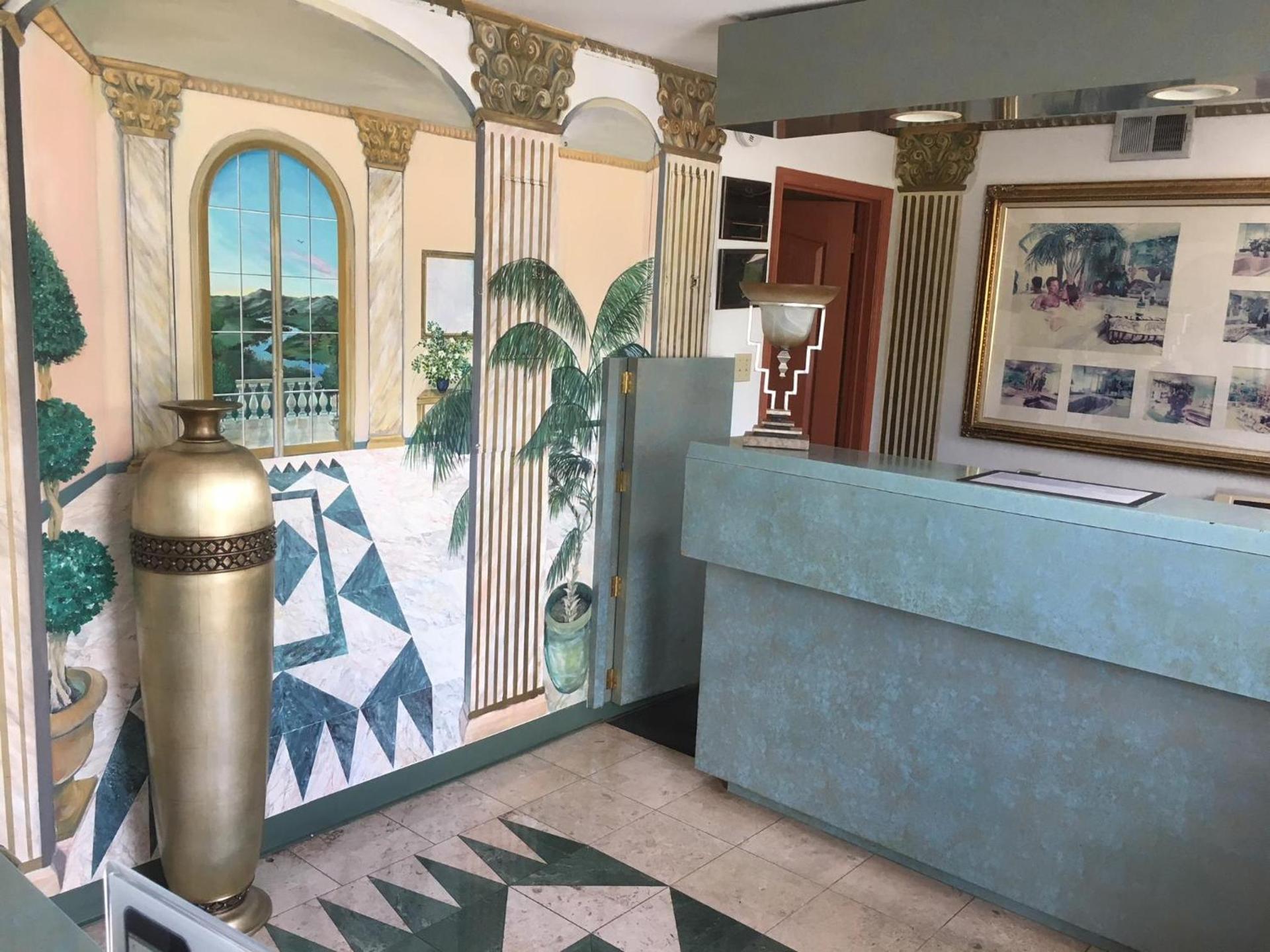 Deluxe Inn photo 16