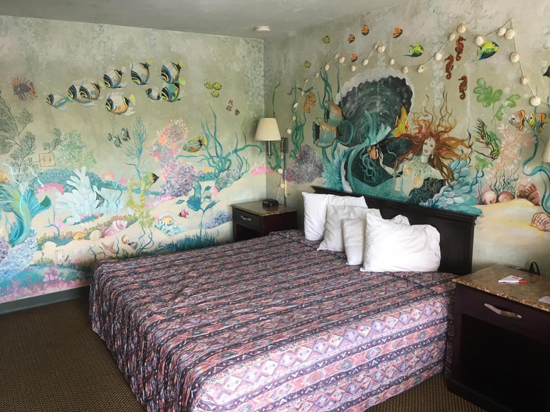 Deluxe Inn photo 10