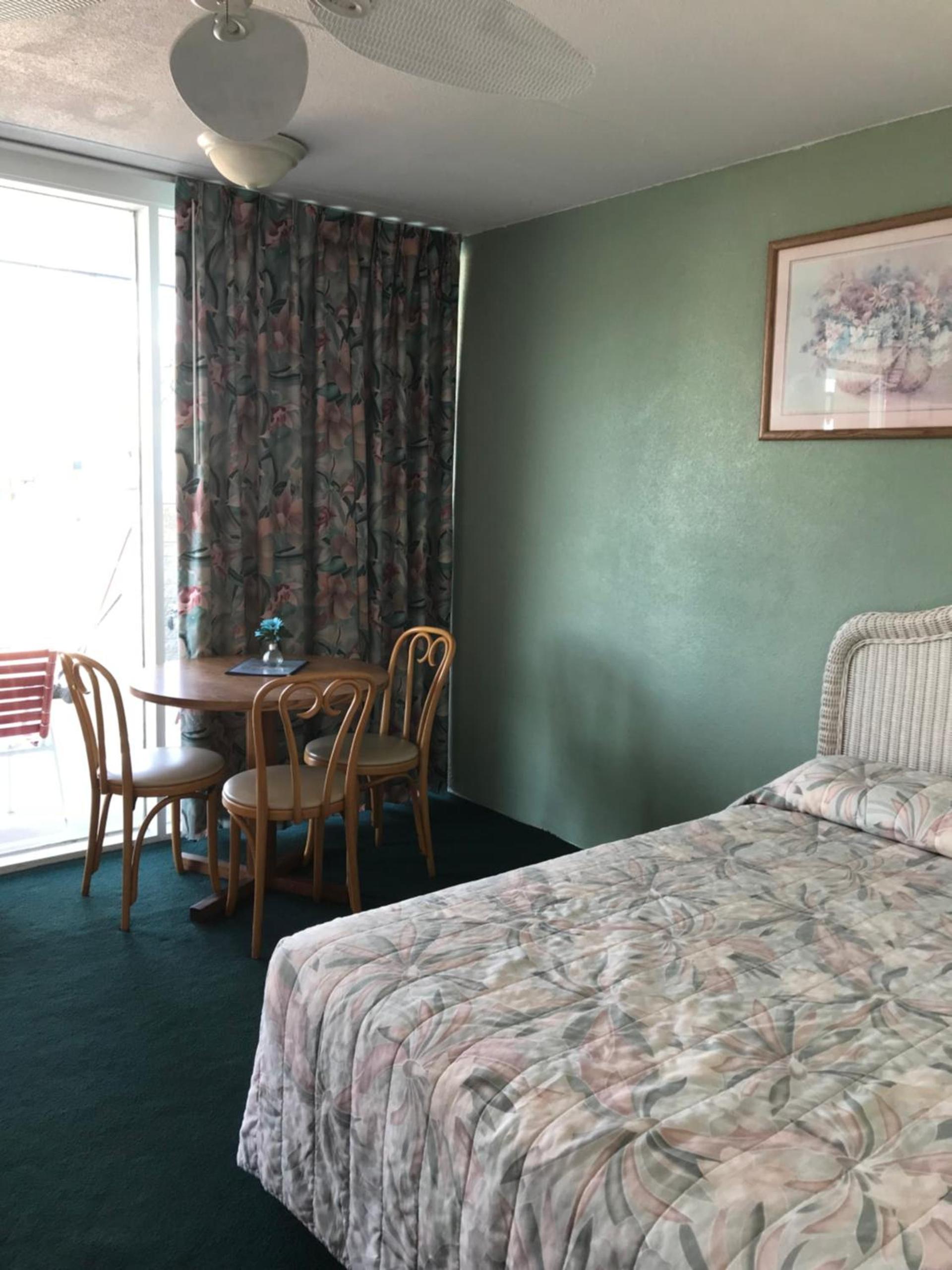 Gold Crest Motel photo 43