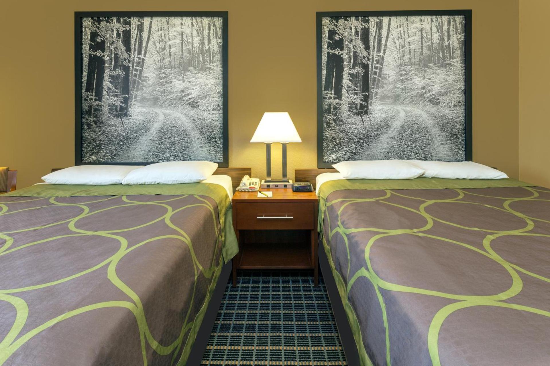Super 8 by Wyndham Janesville photo 16