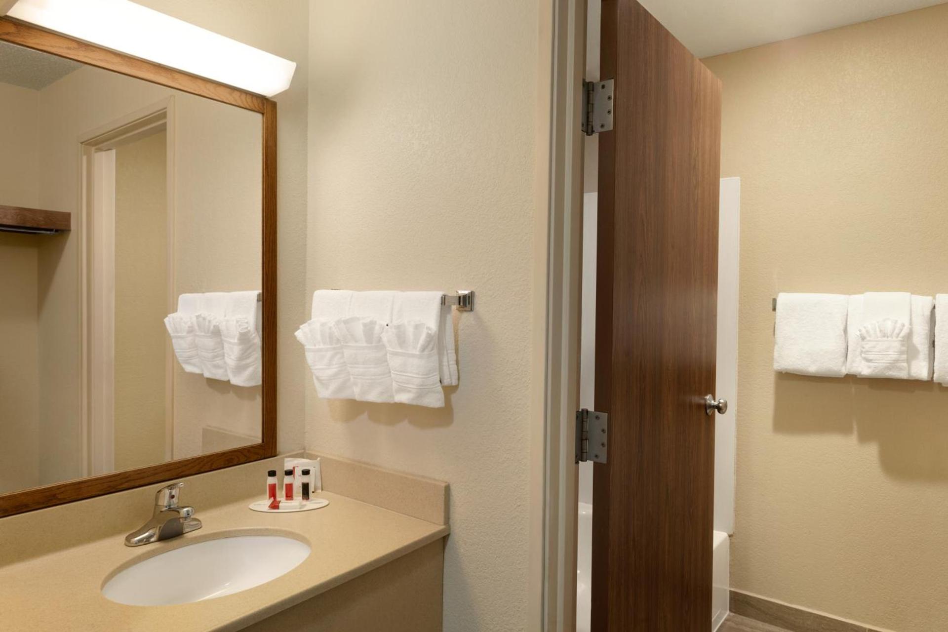 Baymont by Wyndham Salina photo 8