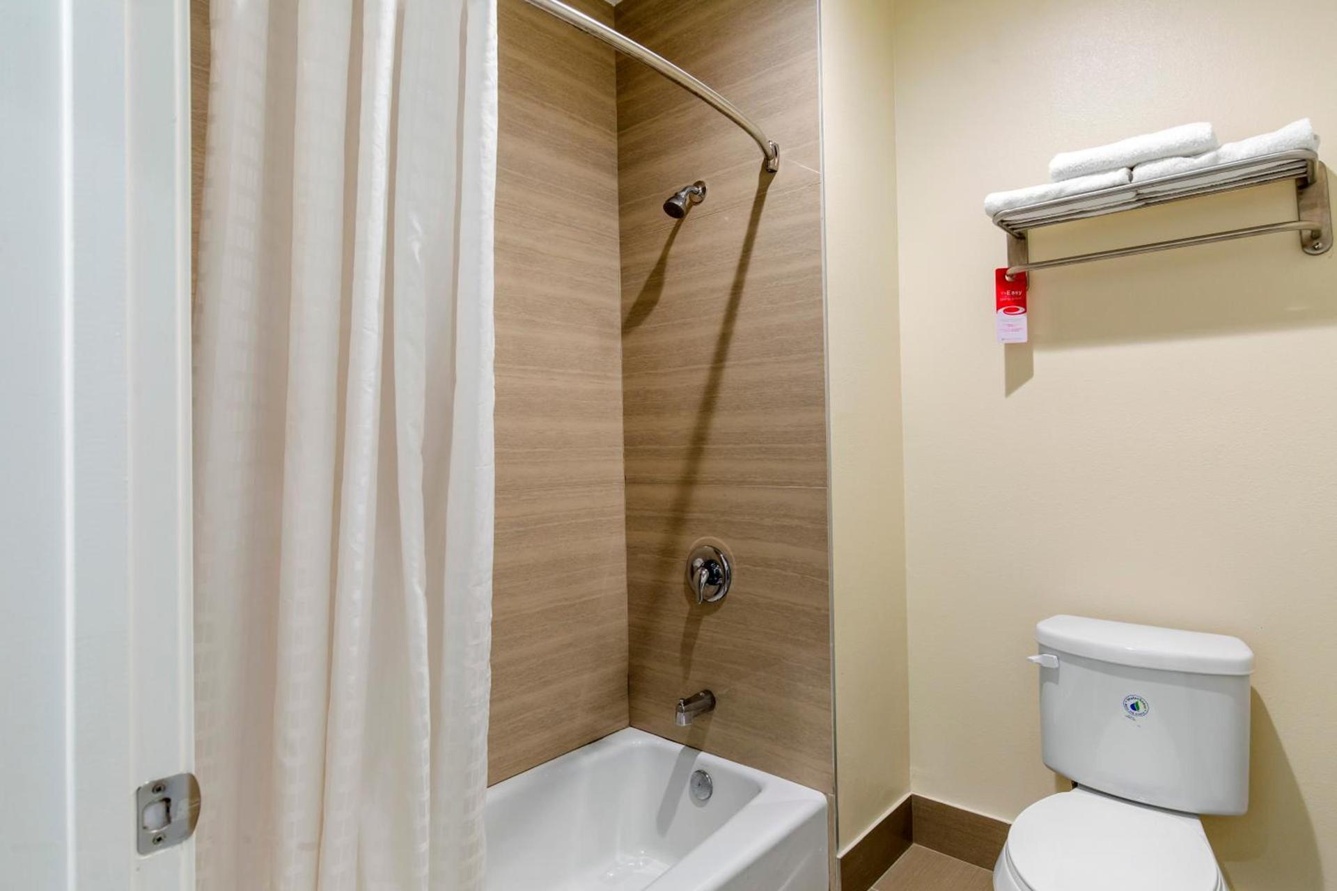 Econo Lodge Inn & Suites Houston Willowbrook photo 2