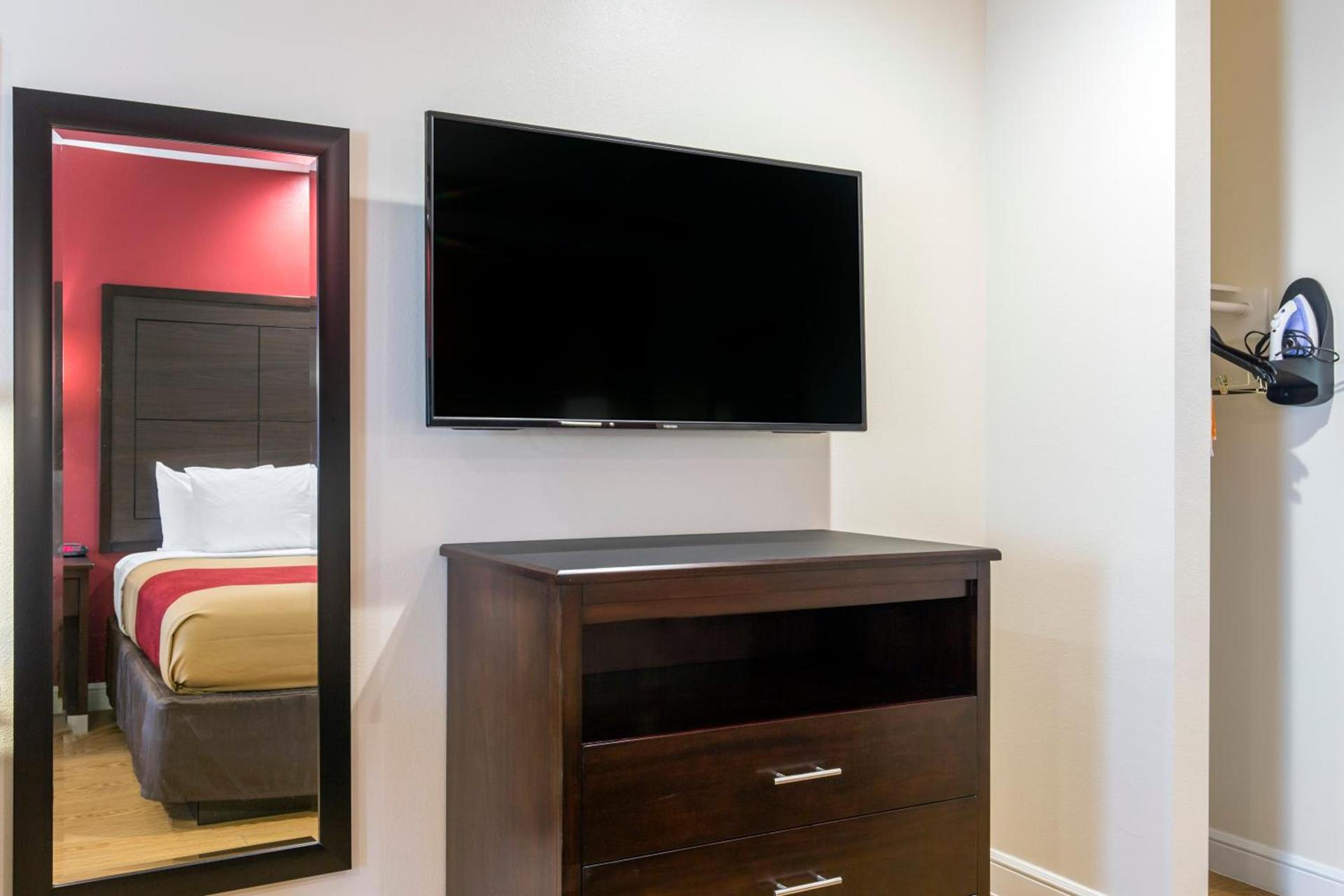 Econo Lodge Inn & Suites Houston Willowbrook photo 3