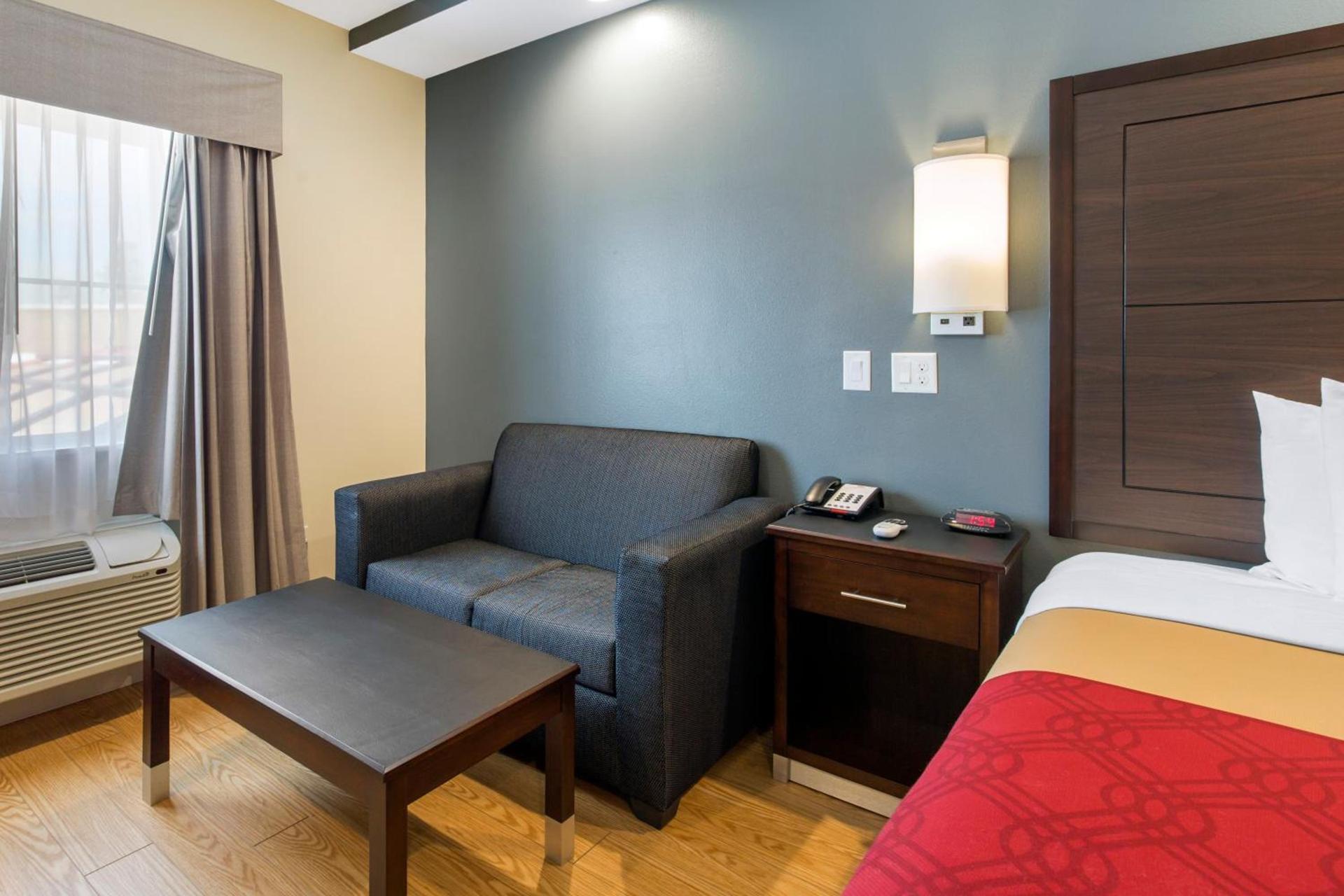 Econo Lodge Inn & Suites Houston Willowbrook photo 9