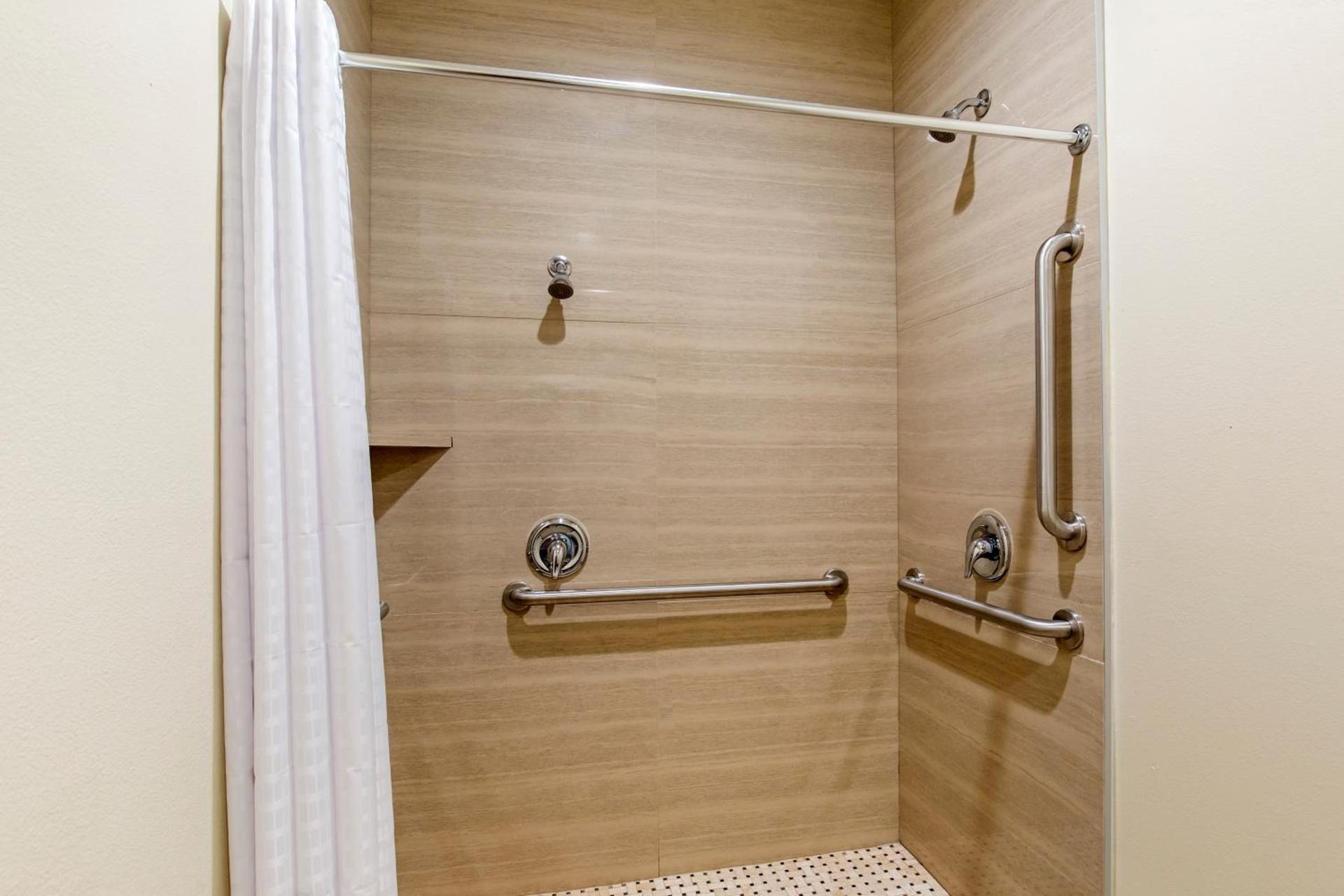 Econo Lodge Inn & Suites Houston Willowbrook photo 11