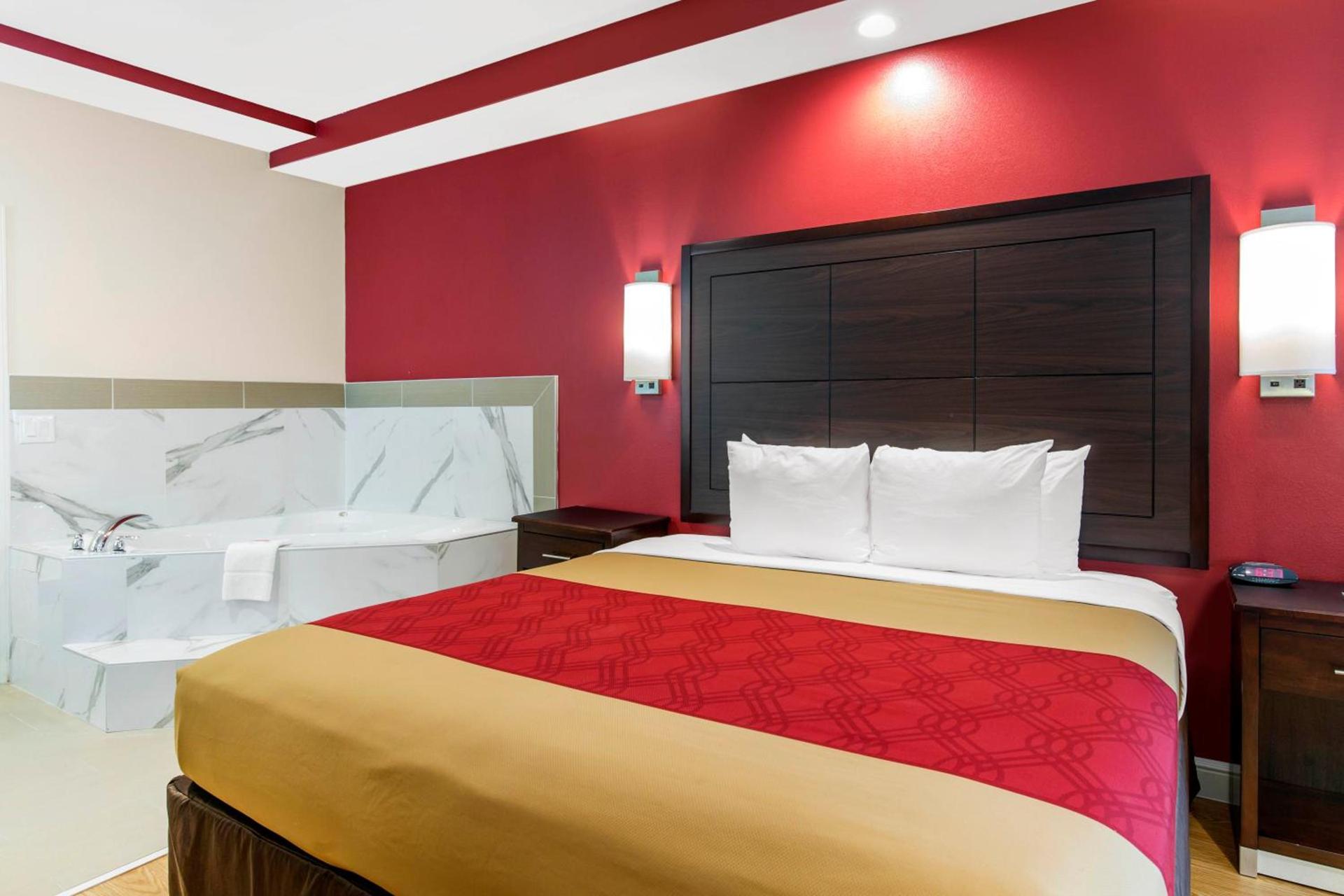 Econo Lodge Inn & Suites Houston Willowbrook photo 14