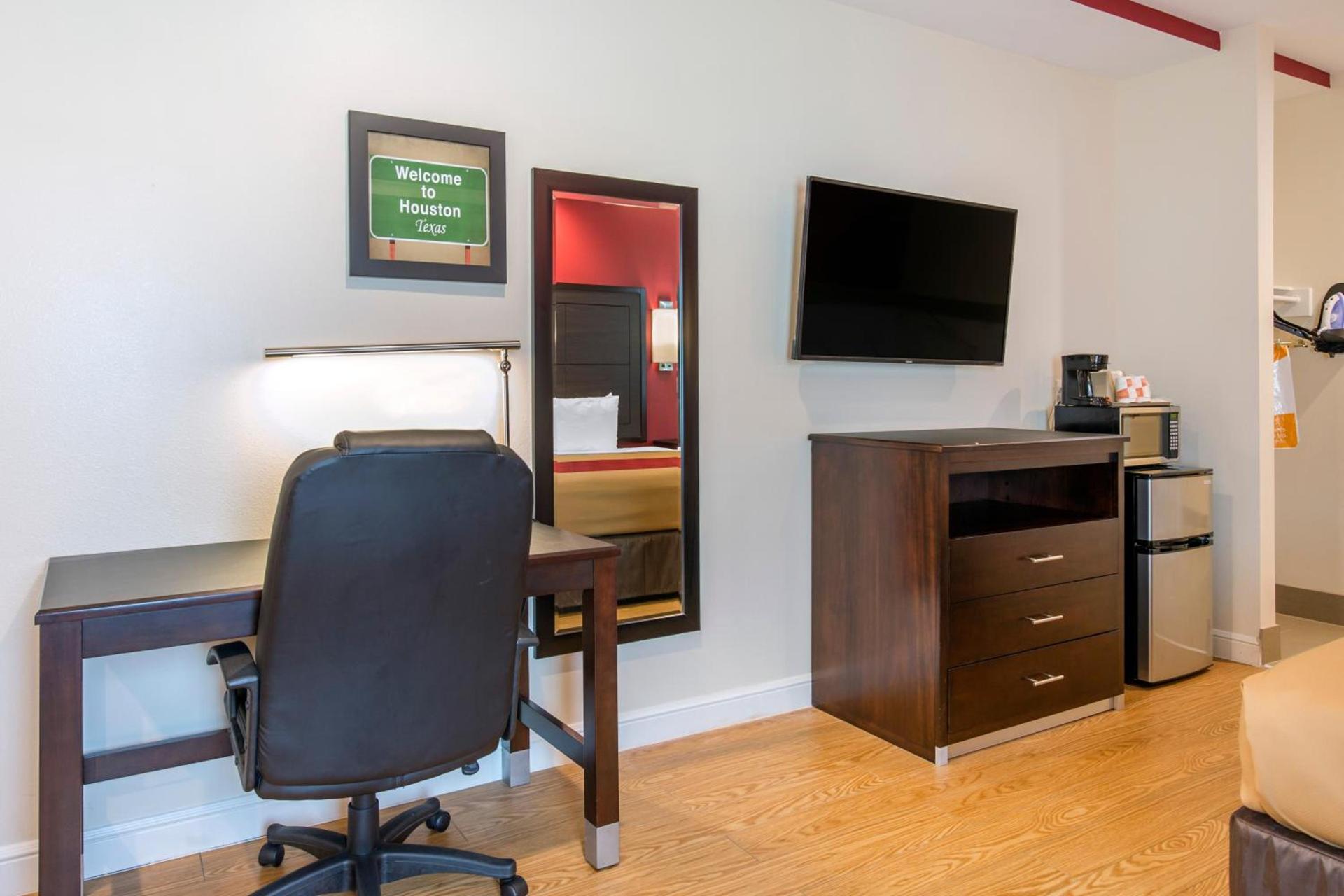 Econo Lodge Inn & Suites Houston Willowbrook photo 15