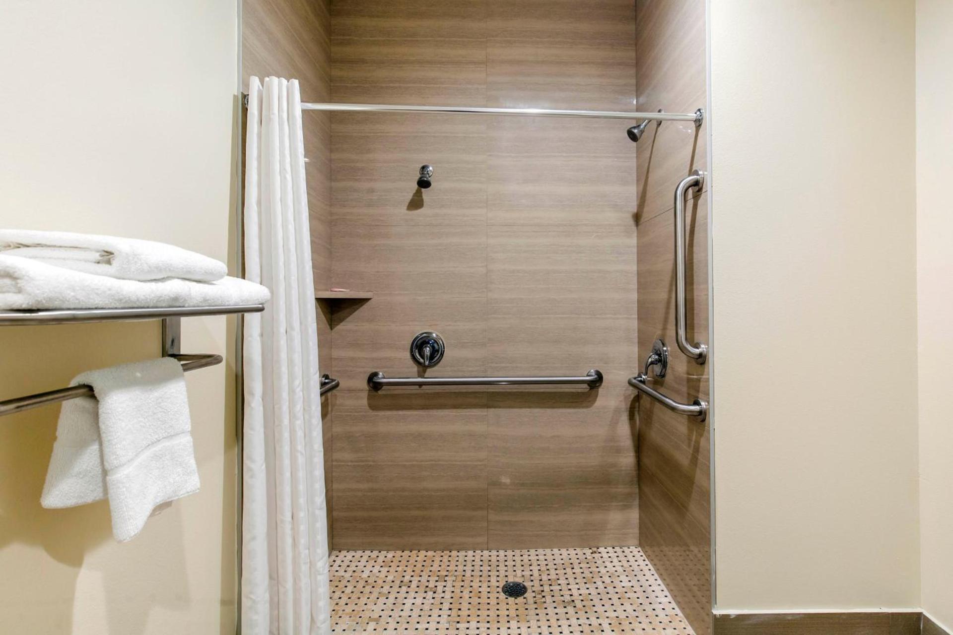 Econo Lodge Inn & Suites Houston Willowbrook photo 17