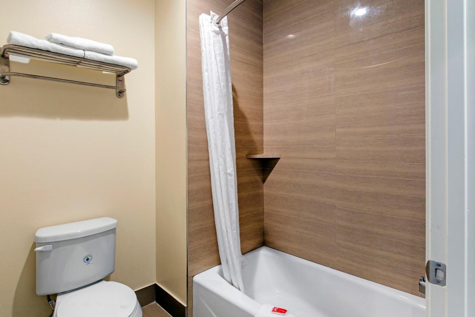 Econo Lodge Inn & Suites Houston Willowbrook photo 23